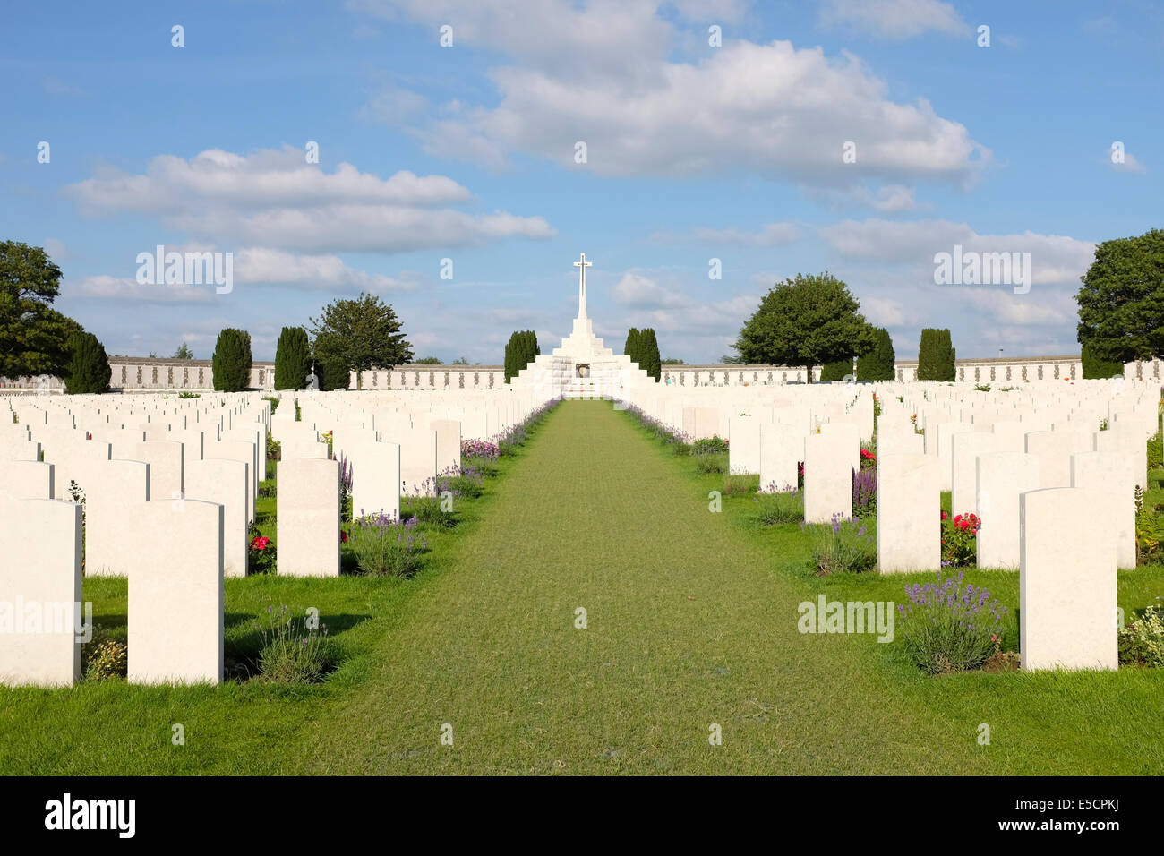 Kreuz des Opfers am Tyne Cot Commonwealth Kriegsfriedhof Gräber für die Toten des ersten Weltkrieges, Zonnebeke, Belgien Stockfoto