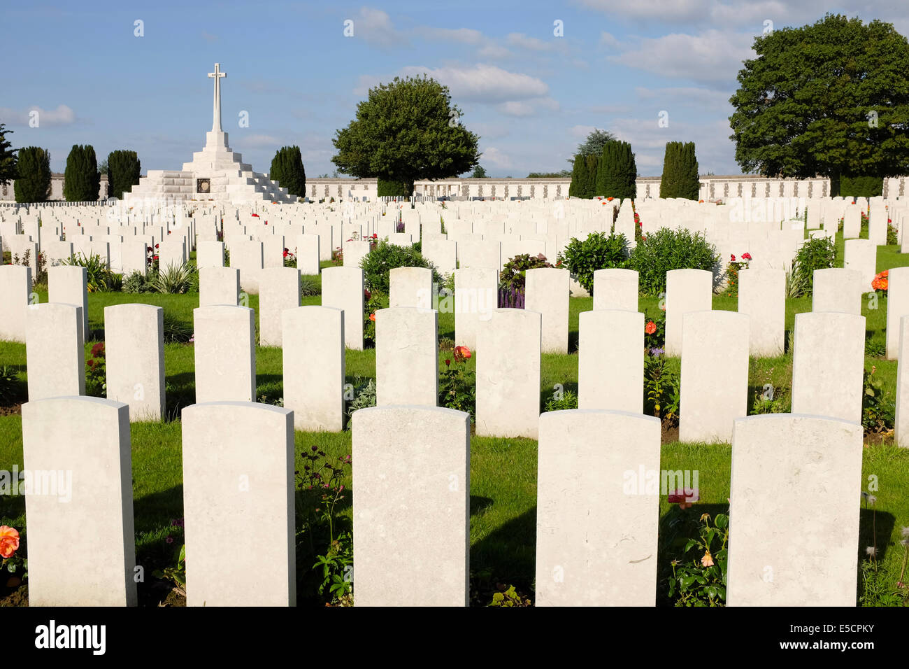 Kreuz des Opfers am Tyne Cot Commonwealth Kriegsfriedhof Gräber für die Toten des ersten Weltkrieges, Zonnebeke, Belgien Stockfoto