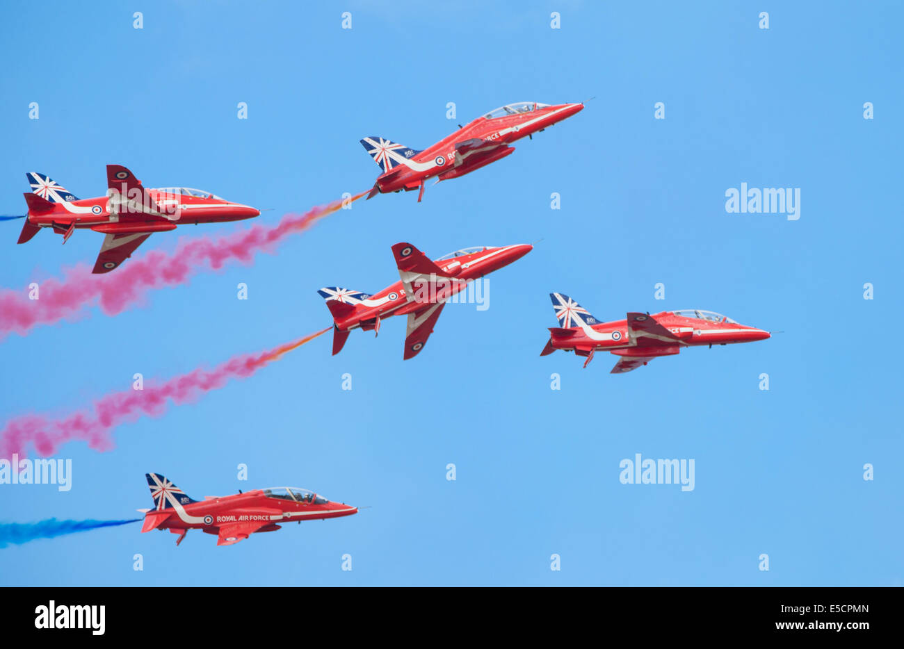 CLEETHORPES, ENGLAND, 27. Juli: Royal Air Force Red Arrows führen ein Kunstflug Display bei Cleethropes Airshow auf 27. Juli 2014 Stockfoto