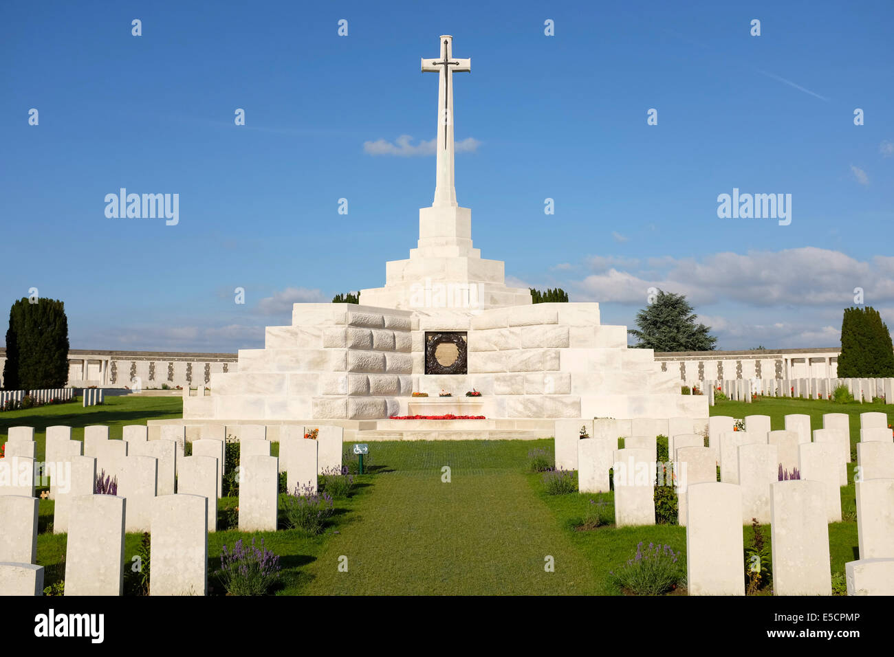 Kreuz des Opfers am Tyne Cot Commonwealth Kriegsfriedhof Gräber für die Toten des ersten Weltkrieges, Zonnebeke, Belgien Stockfoto