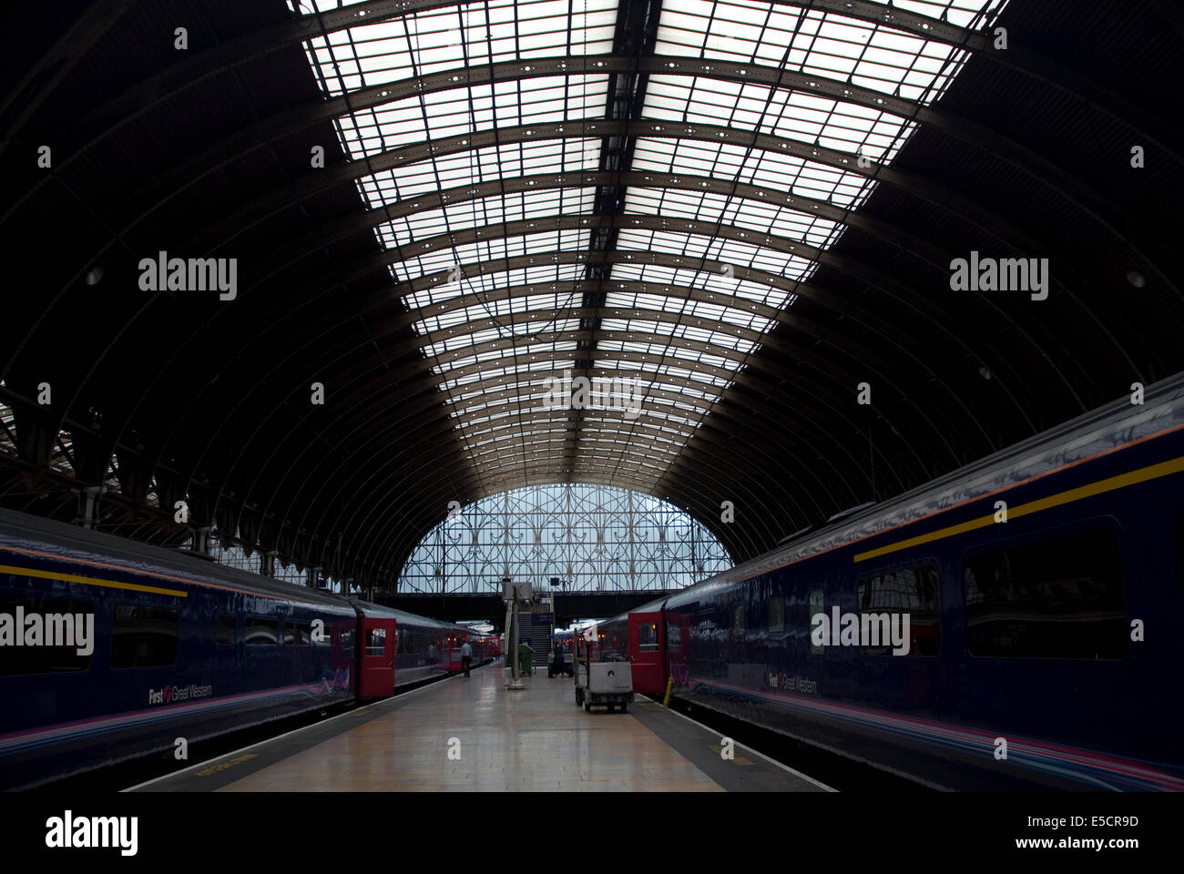 Züge warten auf dem Bahnsteig von Paddington Station, West London, England UK Stockfoto