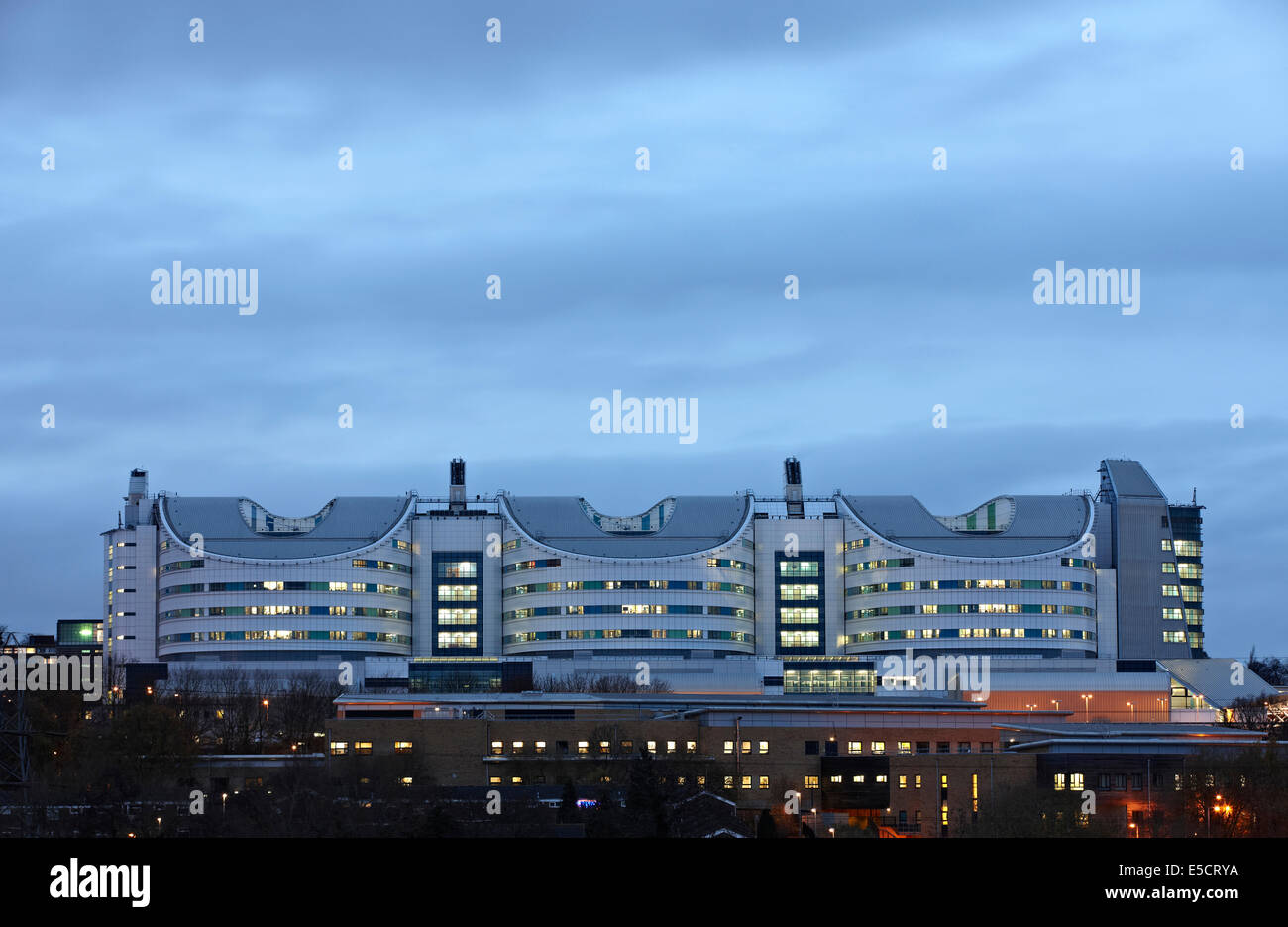 QE oder Queen Elizabeth Hospital Edgbaston Birmingham unter Public-Private-Partnership (PPP), Dämmerung Nacht Bild gebaut. Stockfoto
