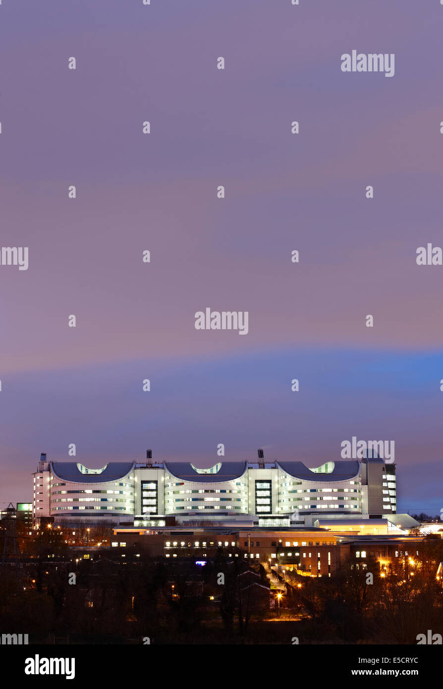 QE oder Queen Elizabeth Hospital Edgbaston Birmingham unter Public-Private-Partnership (PPP), Dämmerung Nacht Bild gebaut. Stockfoto