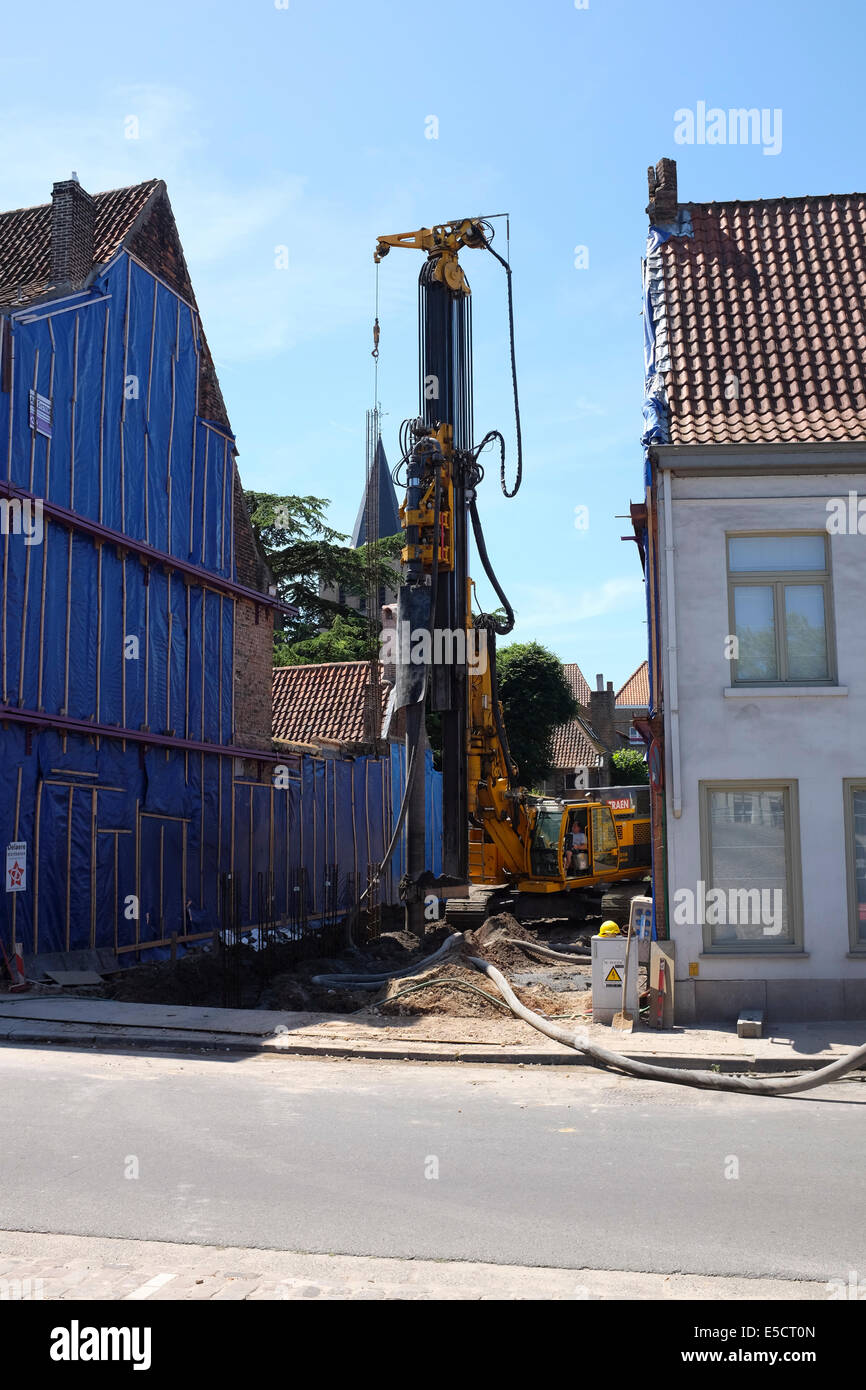 Dabei den Grundstein für ein neues Haus in der Altstadt von Brügge, Belgien Stockfoto