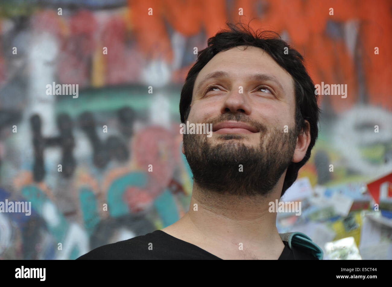 Bunte Graffiti an der berühmten John Lennon Wand in Prag, Tschechien. Model-Release verfügbar Stockfoto
