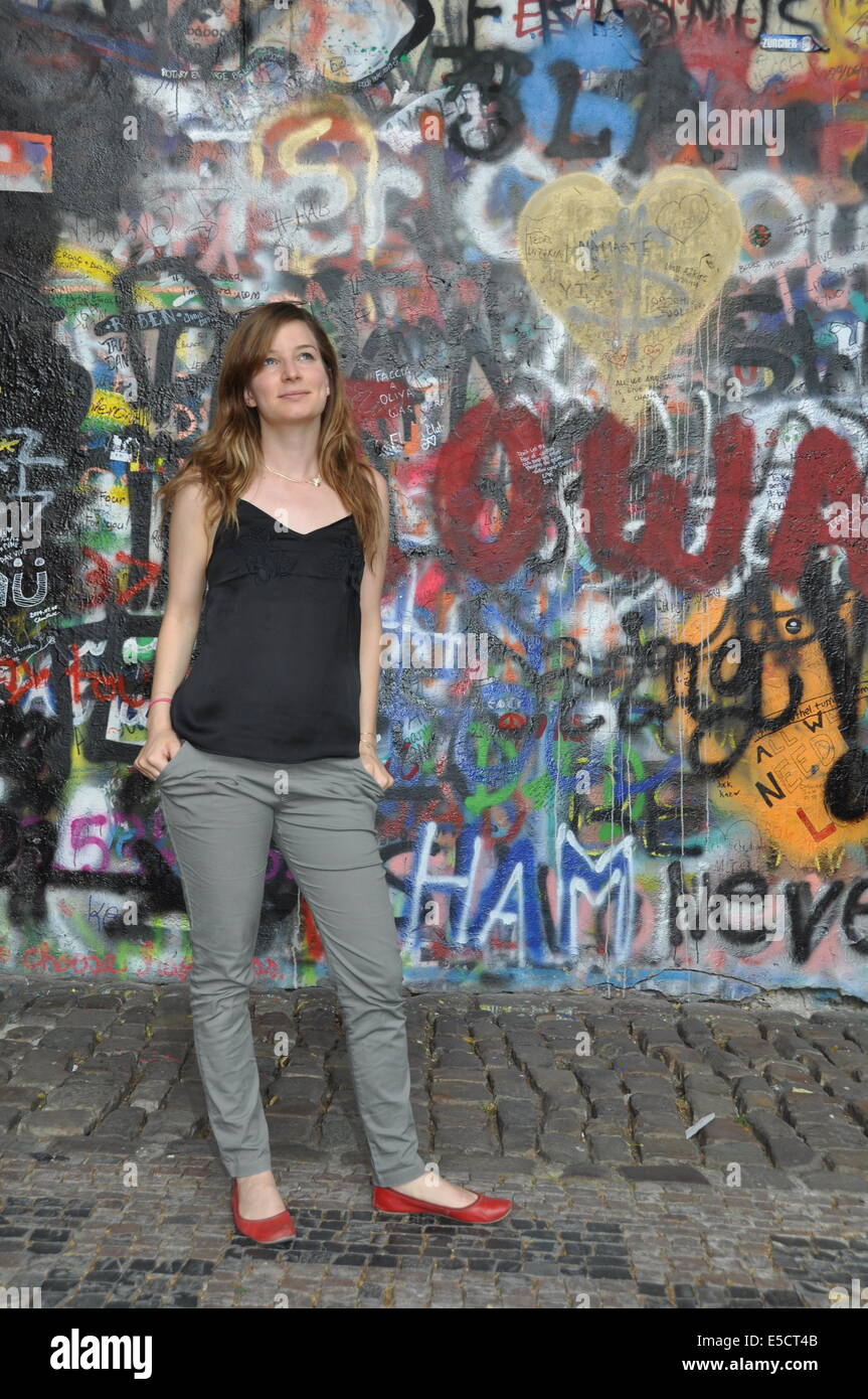 Bunte Graffiti an der berühmten John Lennon Wand in Prag, Tschechien. Model-Release verfügbar Stockfoto