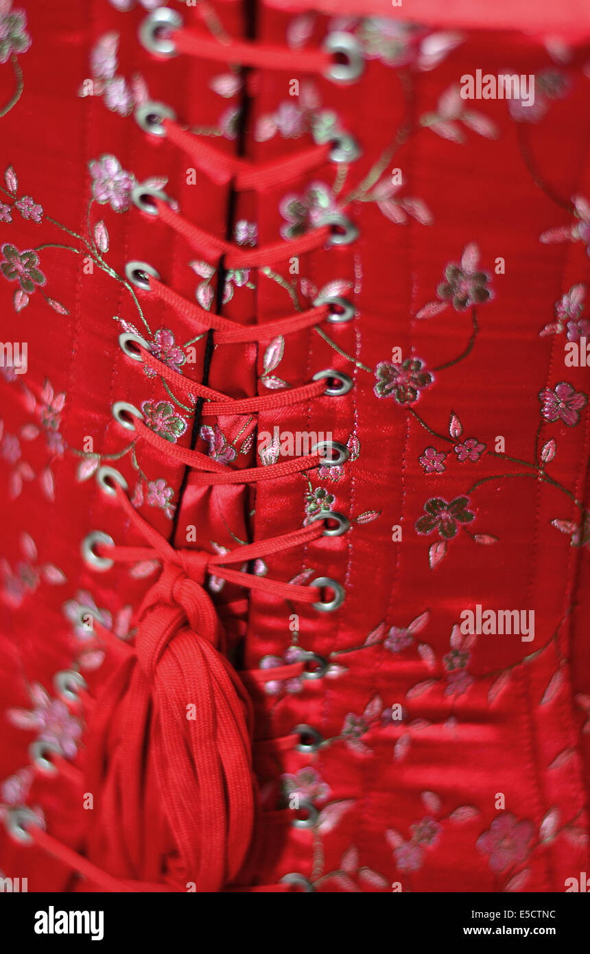 Nahaufnahme von einer roten Korsett-Schnürung. Stockfoto