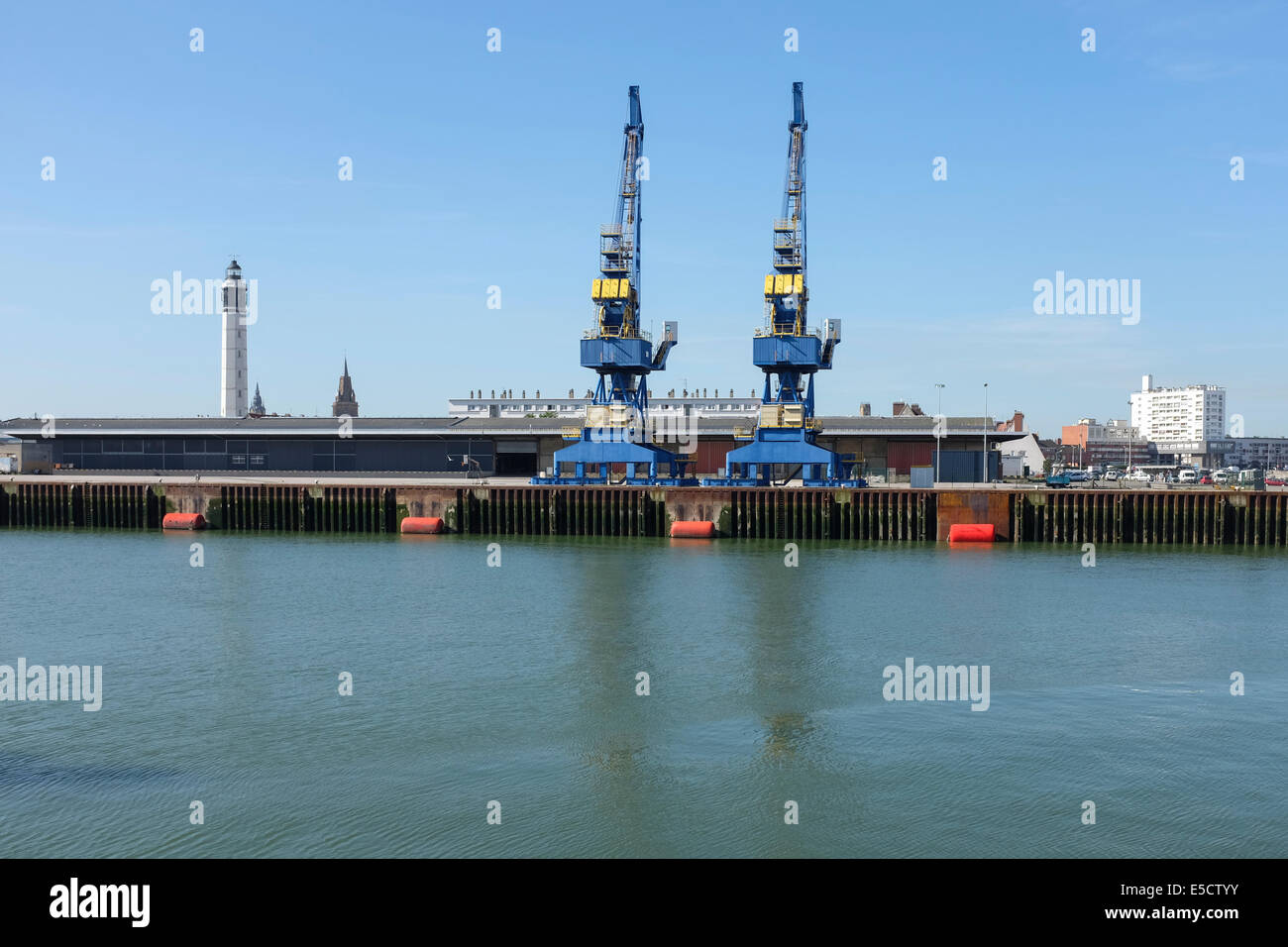 Zwei Kräne zeichnen sich im Hafen von Calais, Frankreich Stockfoto