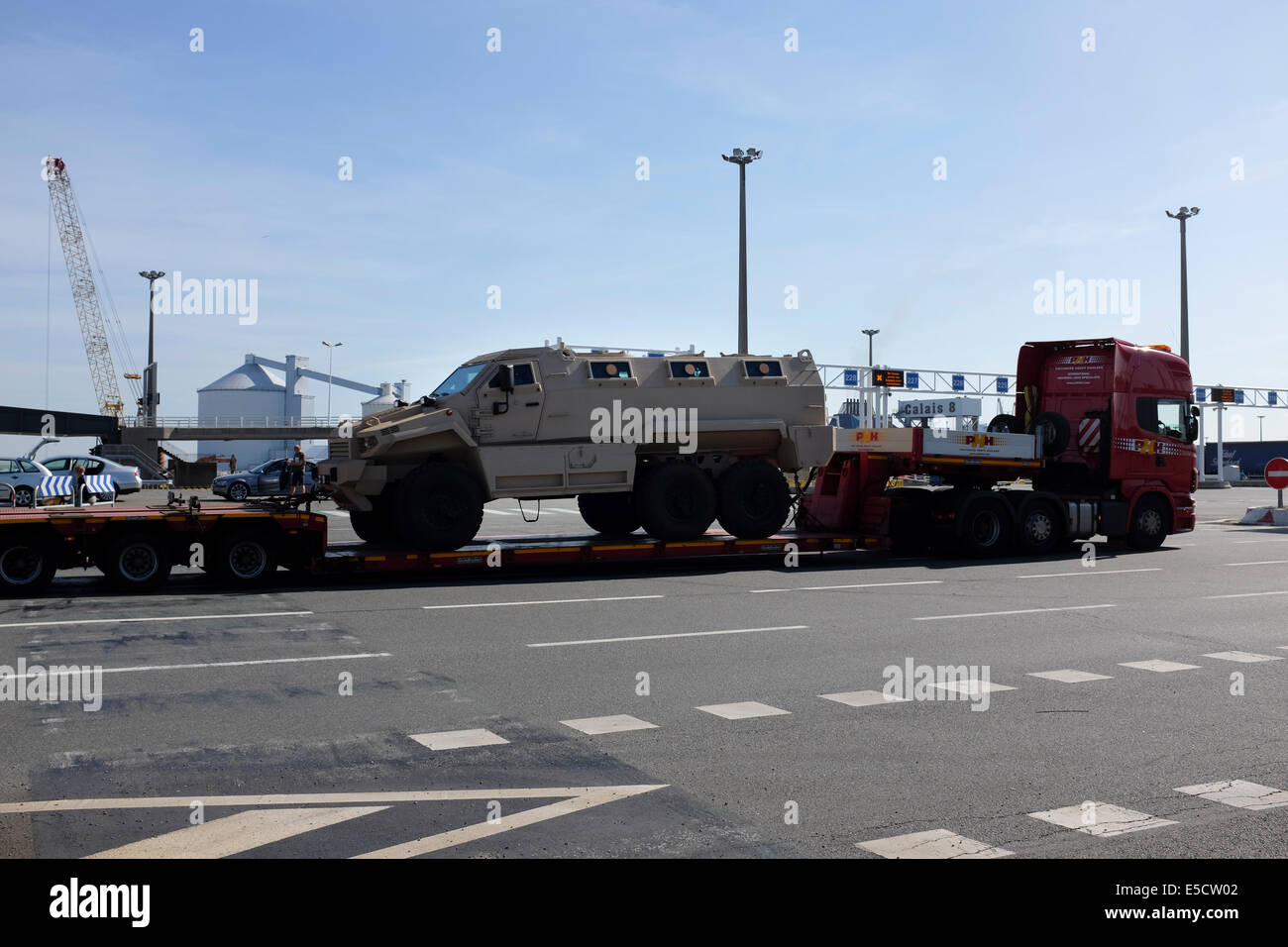 Gepanzerte Fahrzeug transportiert, die Ausfahrt am Hafen von Calais, Frankreich, nach der Überquerung des Ärmelkanals mit der Fähre in Richtung Stockfoto