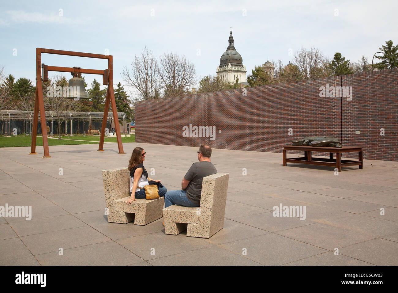 zwei Leute saßen Skulpturen Minneapolis Skulptur Garten, Walker Art Center, USA betrachten. (Herr bei Bedarf) Stockfoto