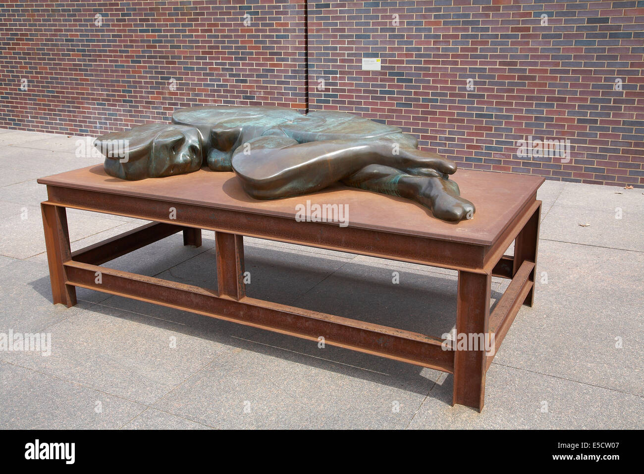 Skulptur von Thomas Schutte Called "Bronze Frau IV" Minneapolis Skulptur Garten, Walker Art Center, USA Stockfoto