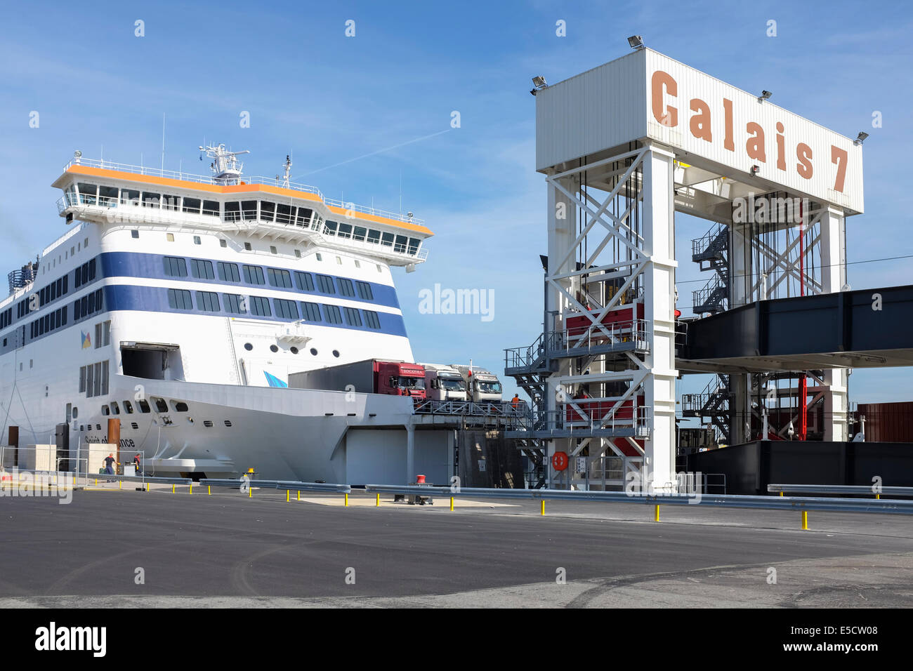 P & O Fähre Ankunft am Tor 7 der Hafen von Calais, Frankreich Stockfoto