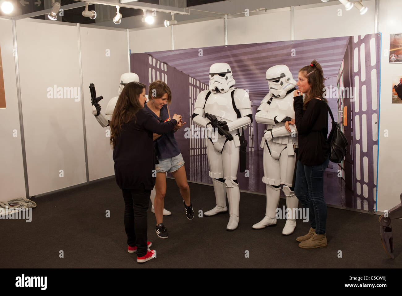 Mädchen mit Star Wars Sturmtroopern auf der Barcelona International Comic Fair am 17. Mai 2014 in Barcelona, Katalonien, Spanien. Stockfoto