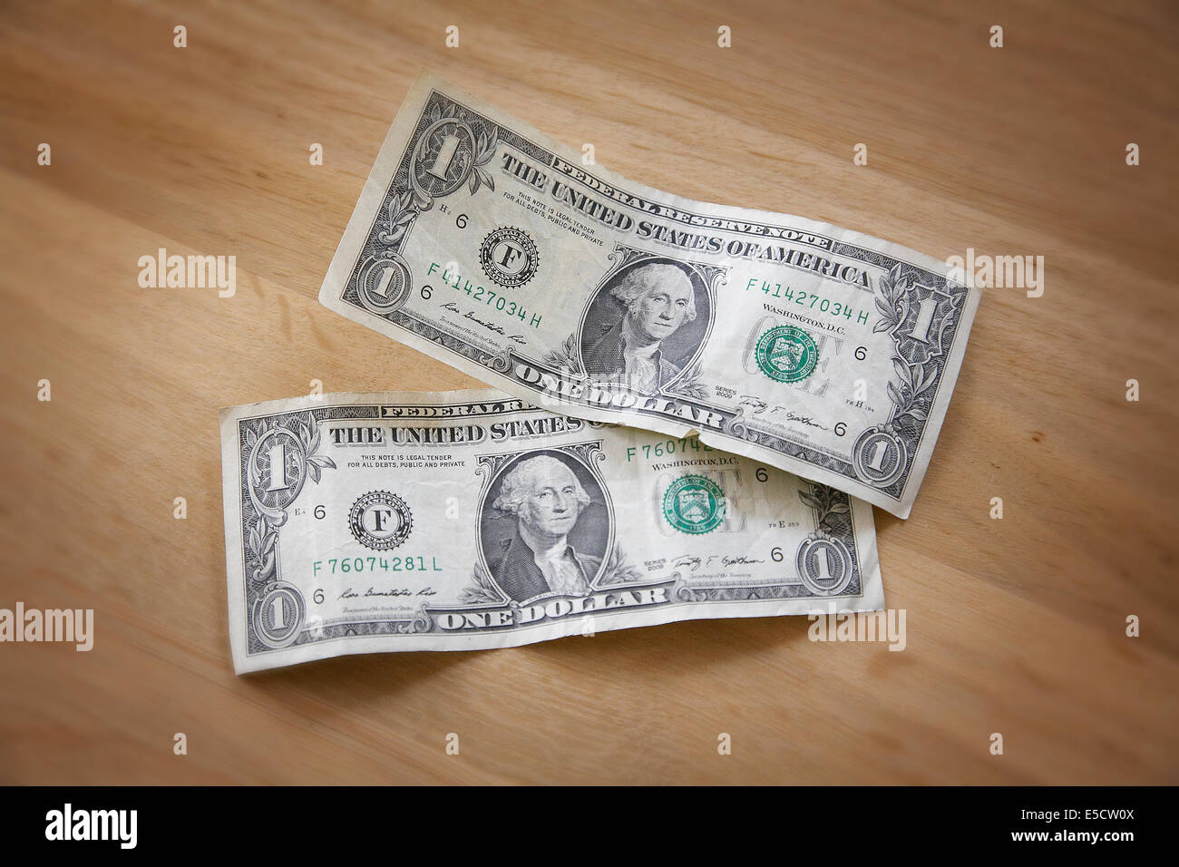 Zwei amerikanische 1-Dollar-Schein ist auf einem Tisch. Stockfoto