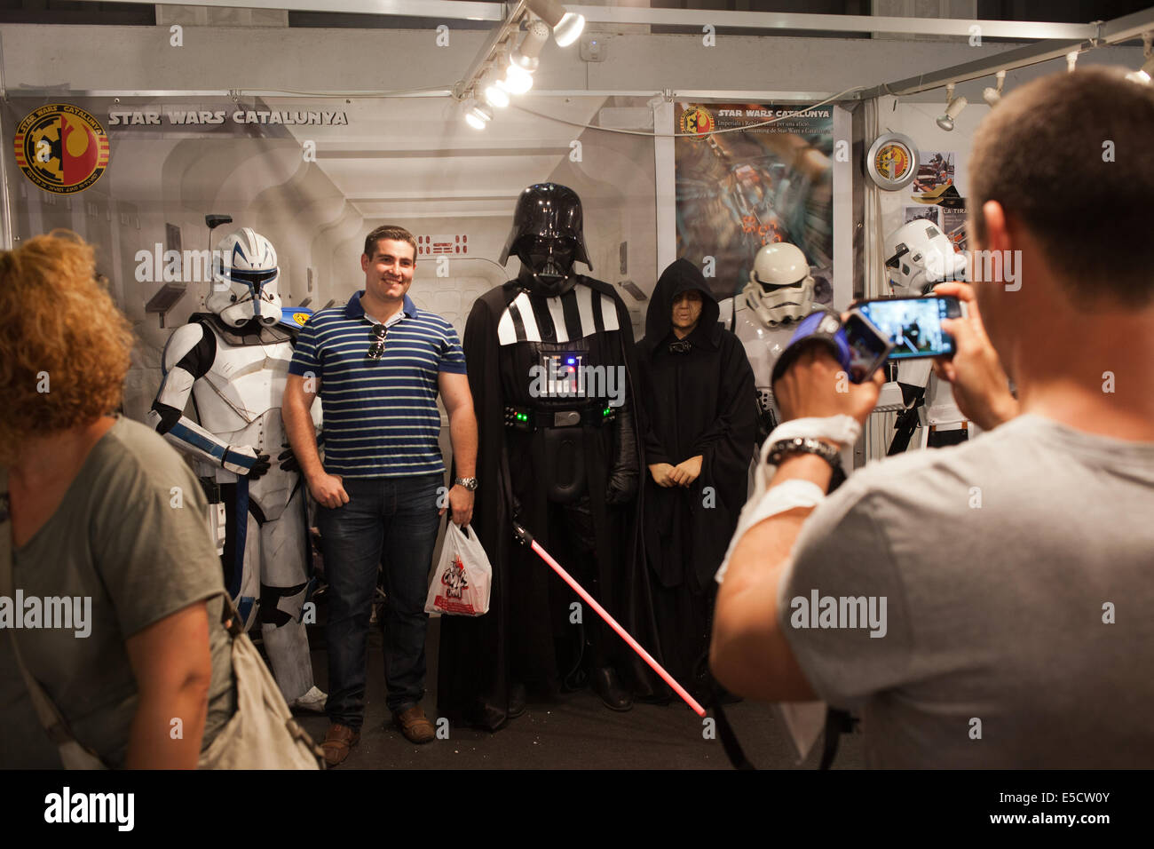 Fan fotografieren mit Star Wars Darth Vader und Darth Sidious auf der Internationalen Comic-Messe von Barcelona am 17. Mai 2014 in Barcelona, Katalonien, Spanien. Stockfoto