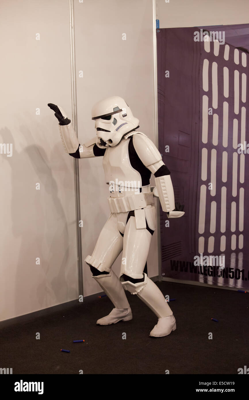 Dumme Tänze der Star Wars Sturmtrooper auf der Barcelona International Comic Fair, 17. Mai 2014 in Barcelona, Katalonien, Spanien. Stockfoto