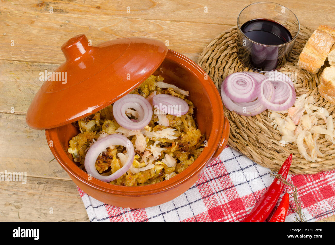 Traditionelle Kabeljau-Auflauf und einige seiner Bestandteile Stockfoto