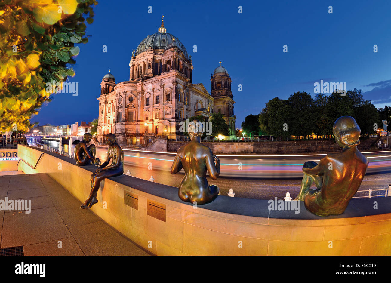 Deutschland, Berlin: Bronze-Statuen am Spree-Ufer mit Dom-Ansicht Stockfoto