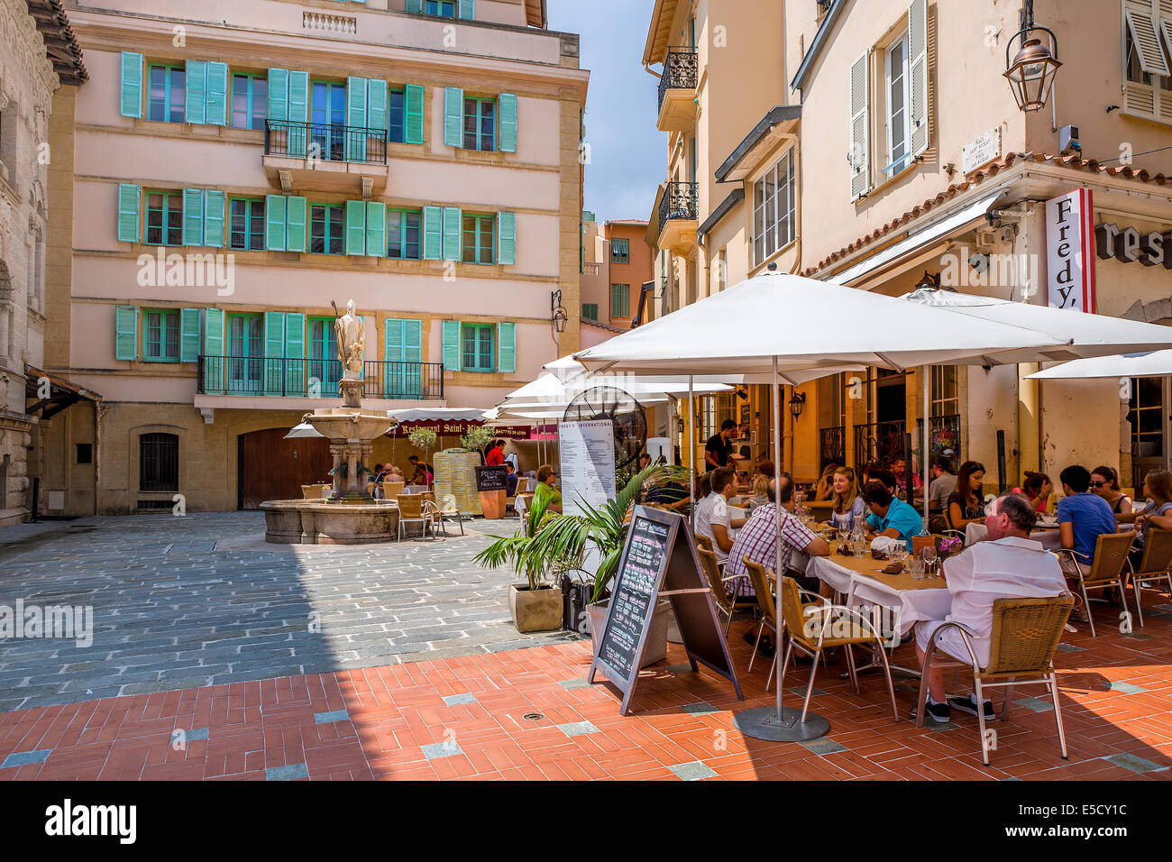 Kleines Restaurant auf der Straße in Monaco-Ville, Monaco. Stockfoto