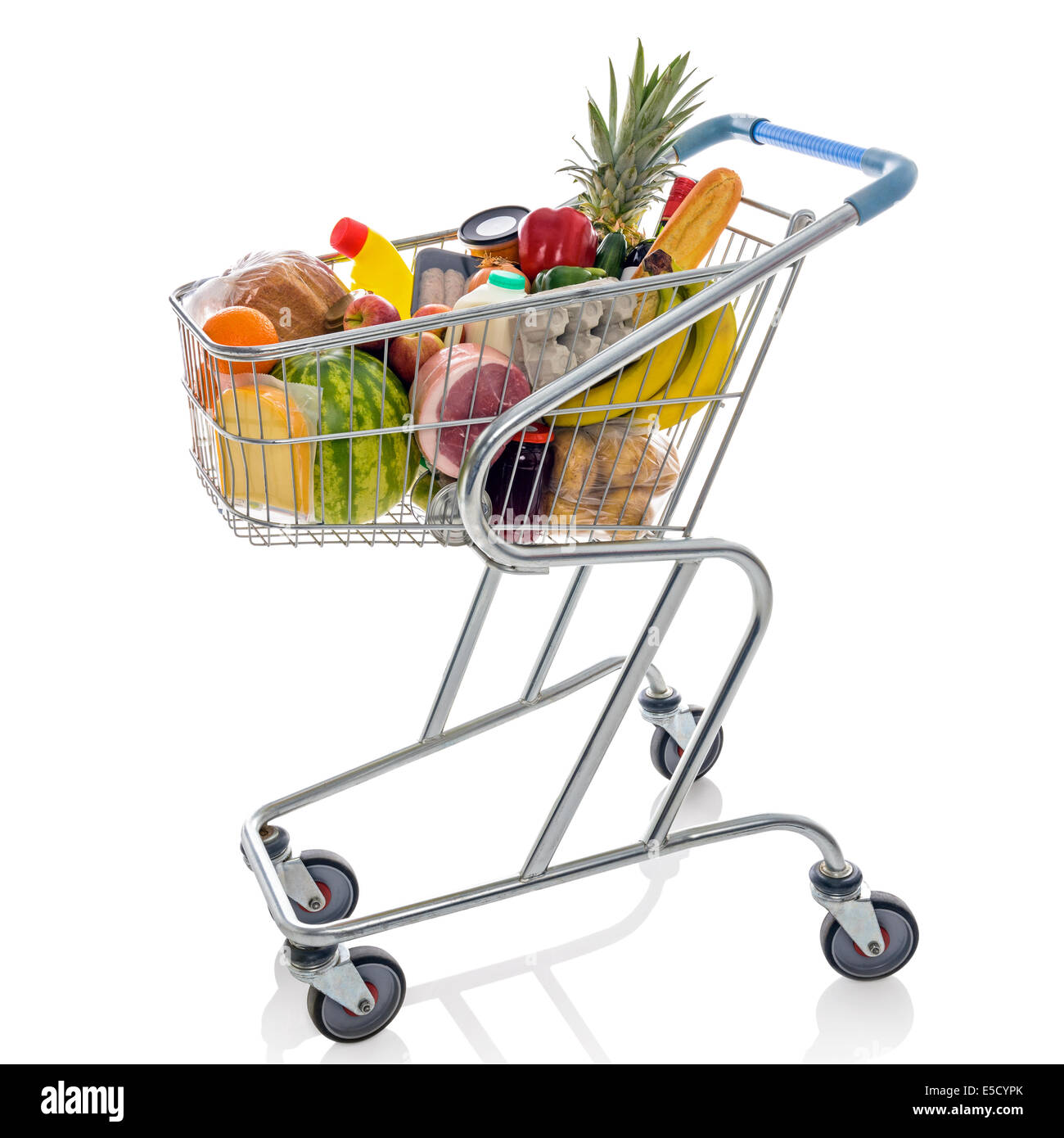 Einkaufswagen voller Frische Lebensmittel isoliert auf einem weißen Hintergrund. Stockfoto