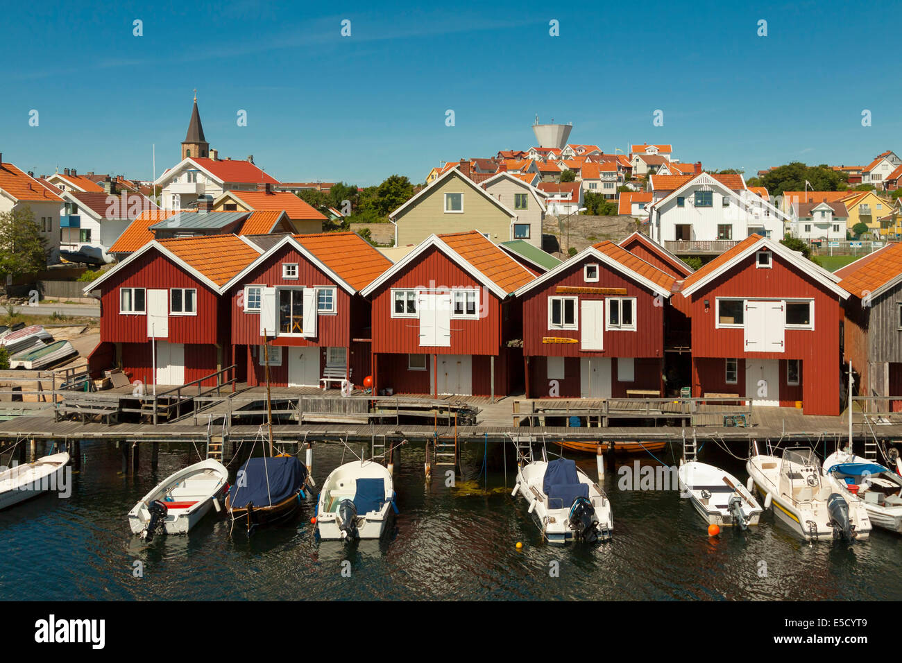 Bunten traditionellen Fischerhütten und Bootshäuser mit Booten entlang Holzmole im Smögen, Bohuslän, Schweden, Scandinavia. Stockfoto