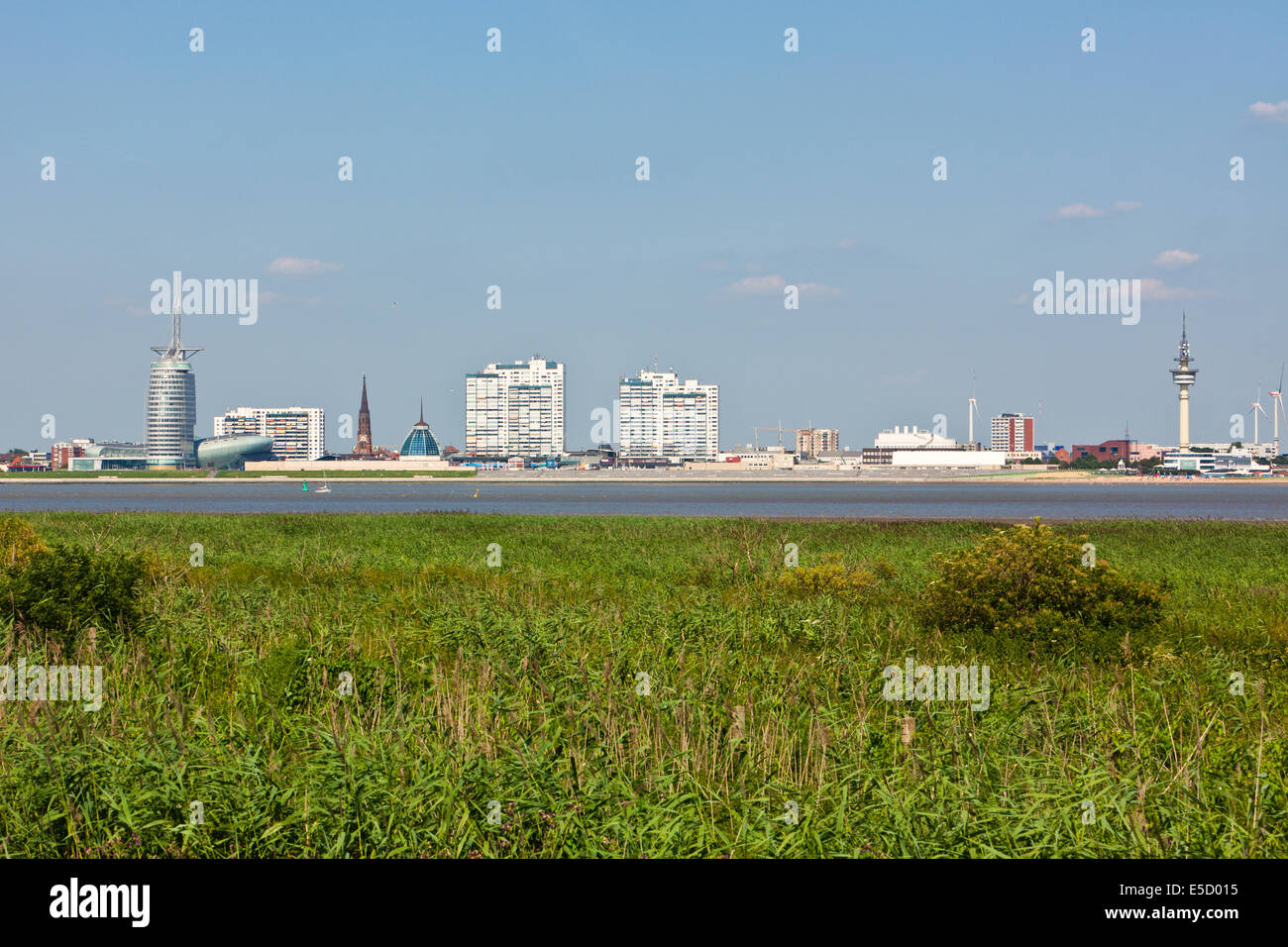 Skyline von Bremerhaven und Weser Fluss Stockfoto