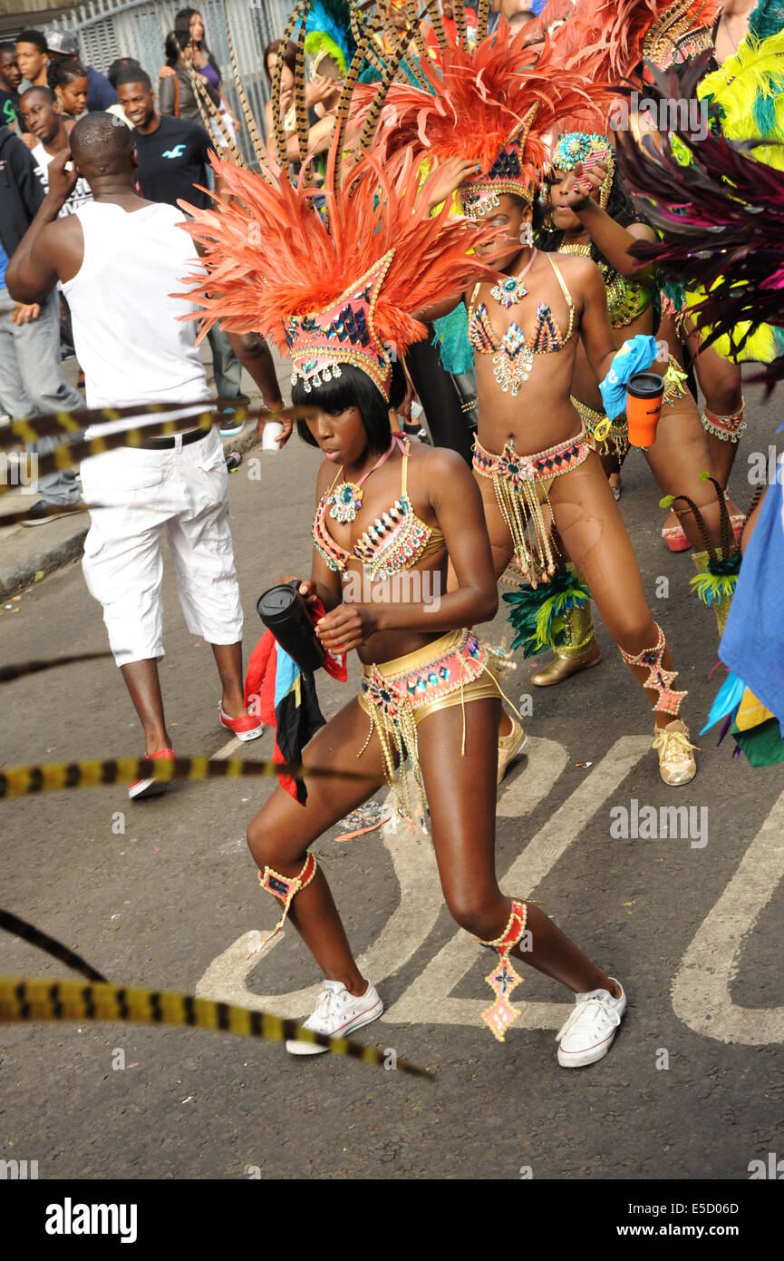 Foto von Frauen tanzen in Nottting Hill Carnival Stockfoto