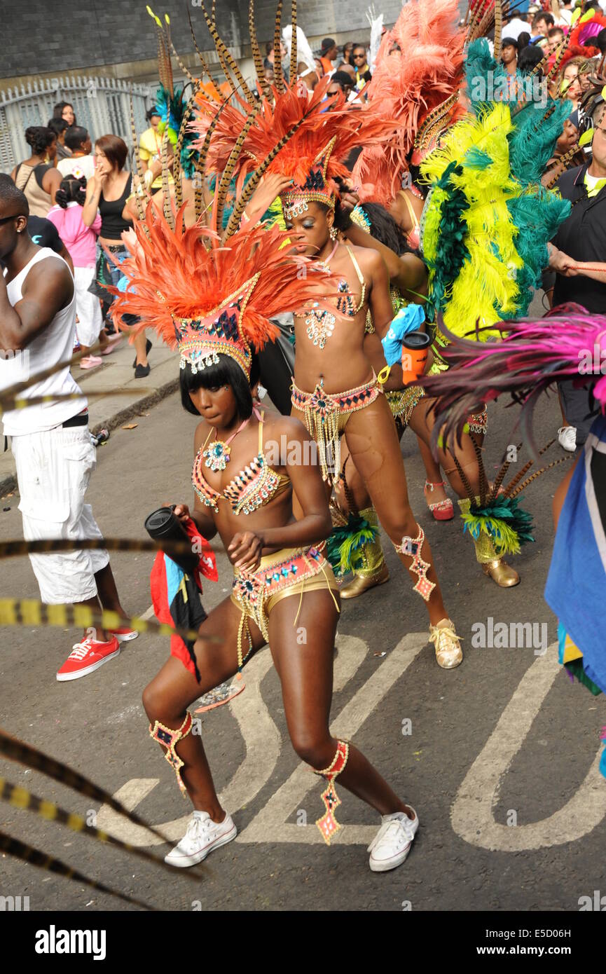Foto von Frauen tanzen in Nottting Hill Carnival Stockfoto