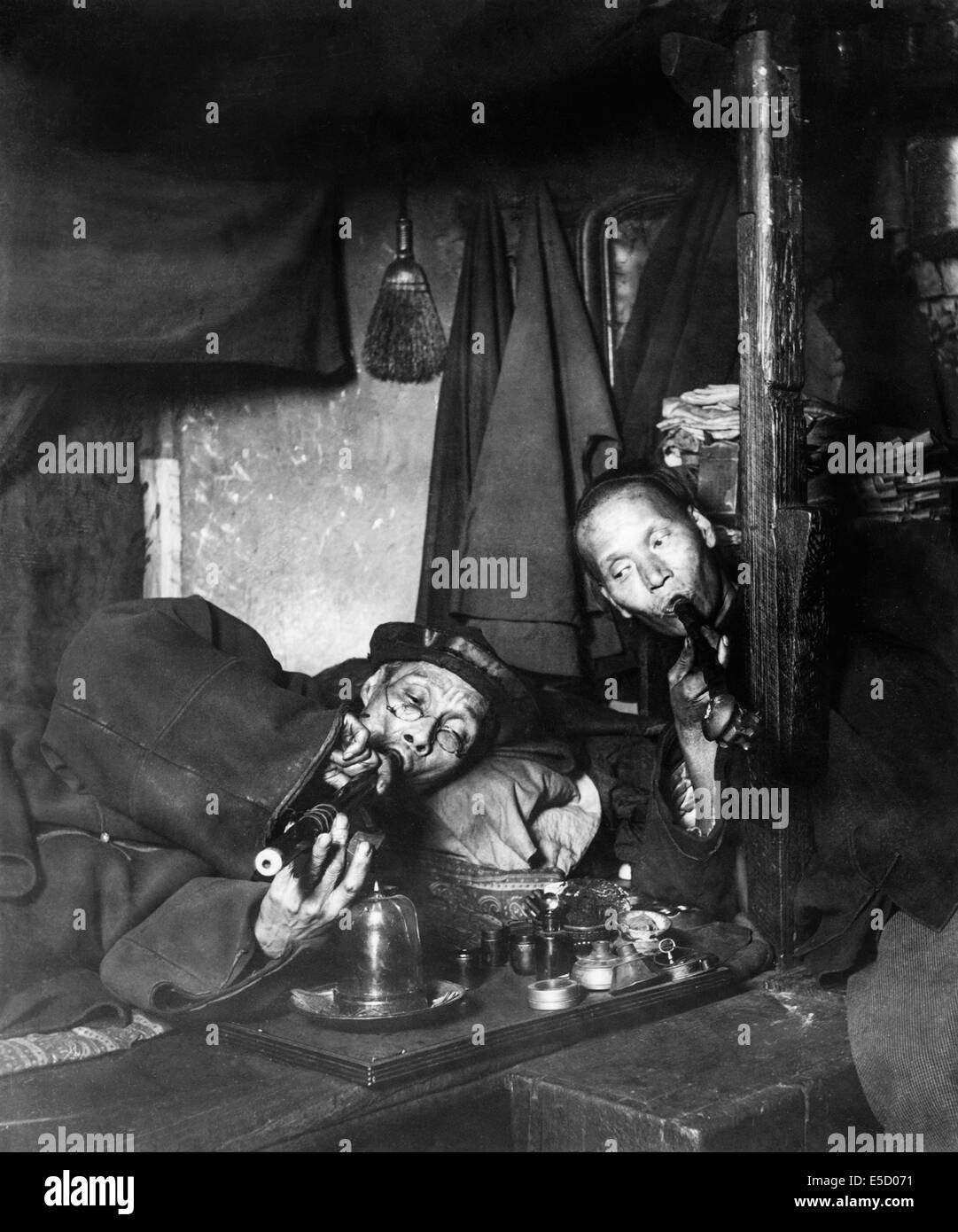 Raucher in einer Opiumhöhle in Chinatown, San Francisco, Vereinigte Staaten von Amerika ca. 1909. Siehe Beschreibung für mehr Informationen. Stockfoto