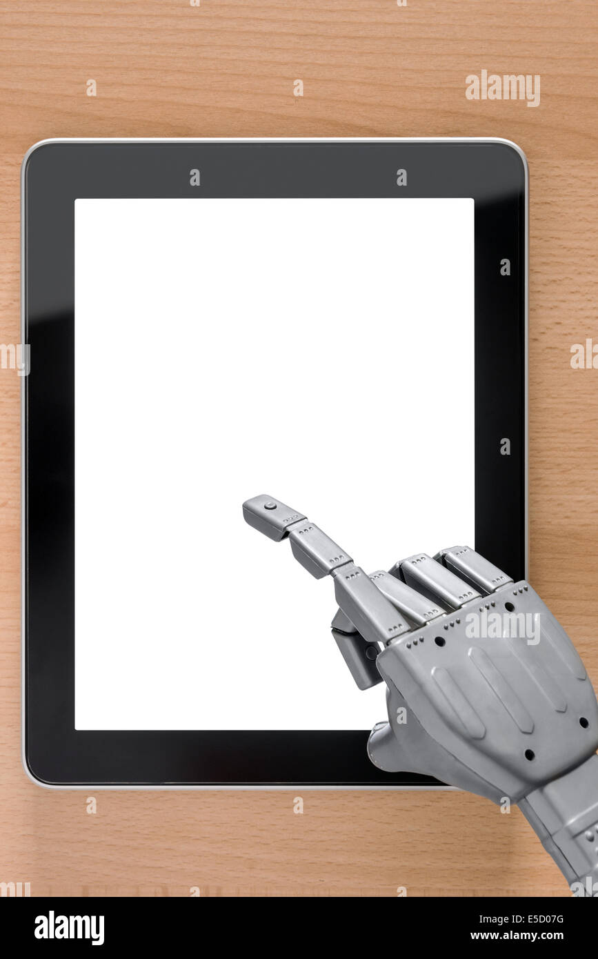 Eigene Nachricht bzw. Bild hinzufügen Roboterhand mit einem Touchscreen-Tablet-Computer, Clipping-Pfad für den leeren Bildschirm, zur Verfügung gestellt. Stockfoto