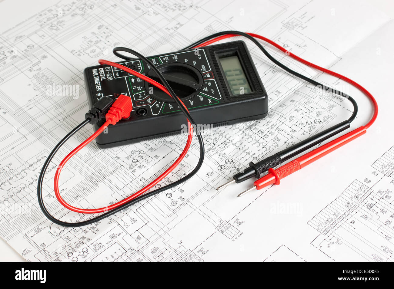 Multimeter auf dem Hintergrund von elektronischen Schaltungen Stockfoto