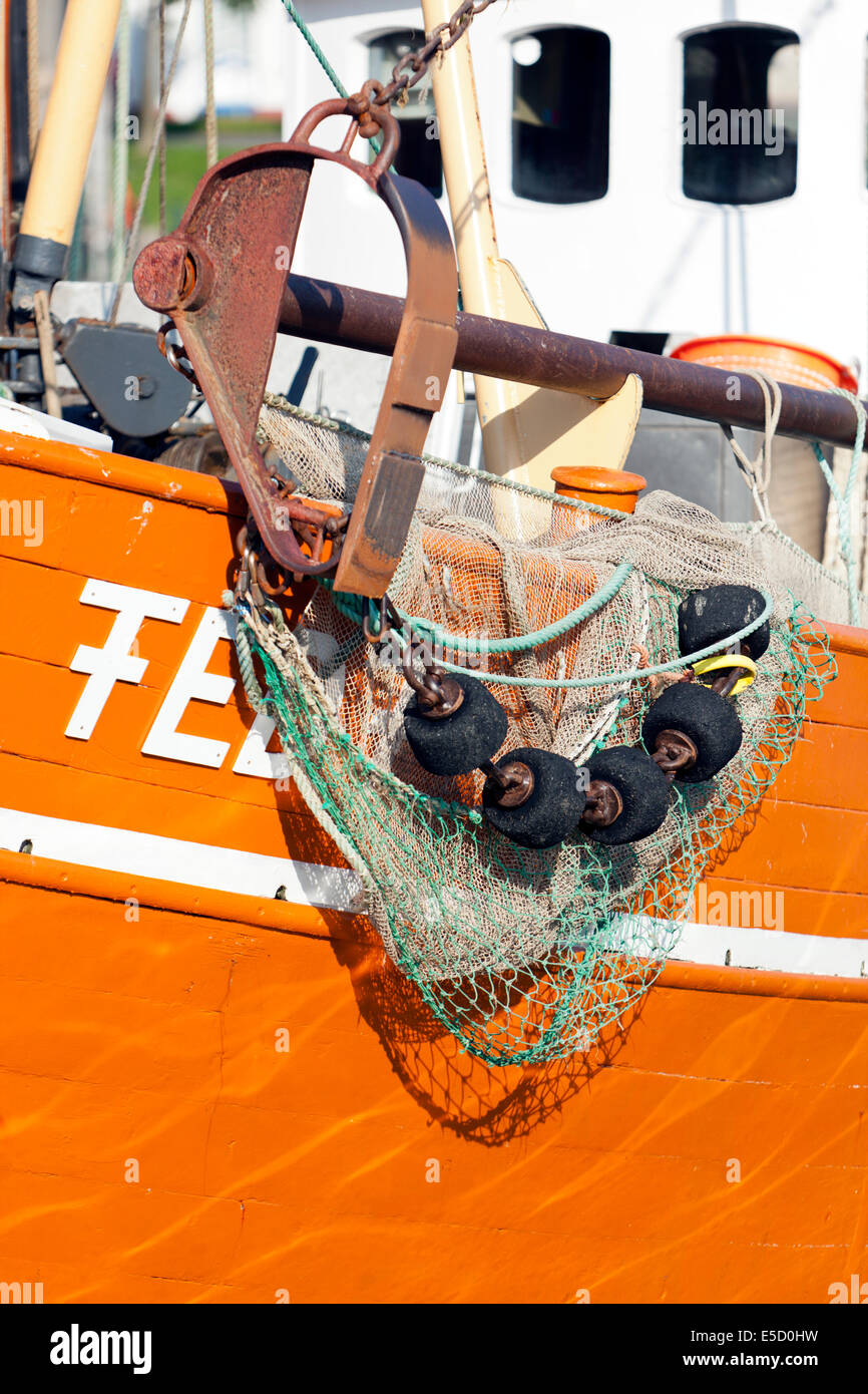 Netzstrümpfe und Floater, Detail der Garnelenfischerin im Hafen von Fedderwardersiel Stockfoto