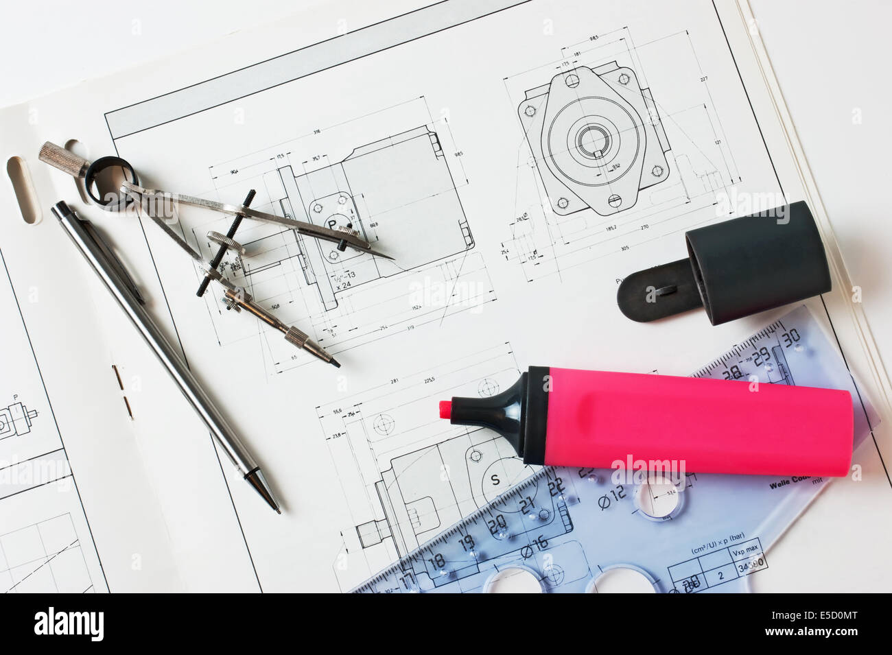 Zeichenwerkzeuge in der Arbeitsplatz-Technologe Stockfoto