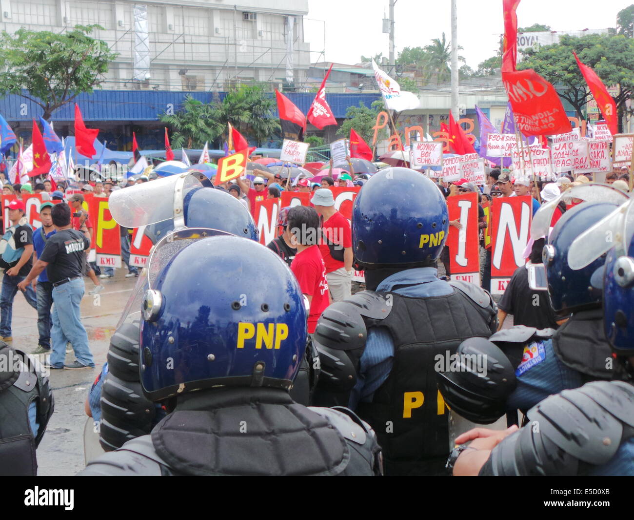 Quezon City, Philippinen. 28. Juli 2014. Im fünften Jahr von Präsident Benigno "Noynoy" Aquino State of Nation Adresse (SONA) marschierten Tausende unzufrieden militante Gruppen auf seine Leistung als Präsident in Richtung Batasang Pambansa (Kongresshaus) in Quezon City mit ihren Plakaten - Holding Aquino verantworten zu plündern, P144 Milliarden Auszahlung Beschleunigung Programm (DAP) Mittel- und Bildnis von Aquino als "Pork Barrel" König. 10.000 Polizisten wurden in der Stadt, Reihenfolge zu sichern entsorgt. Bildnachweis: Sherbien Dacalanio / Alamy Live News Stockfoto