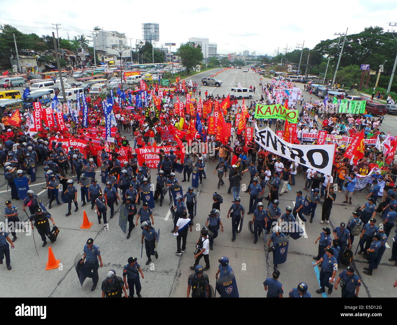 Quezon City, Philippinen. 28. Juli 2014. Im fünften Jahr von Präsident Benigno "Noynoy" Aquino State of Nation Adresse (SONA) marschierten Tausende unzufrieden militante Gruppen auf seine Leistung als Präsident in Richtung Batasang Pambansa (Kongresshaus) in Quezon City mit ihren Plakaten - Holding Aquino verantworten zu plündern, P144 Milliarden Auszahlung Beschleunigung Programm (DAP) Mittel- und Bildnis von Aquino als "Pork Barrel" König. 10.000 Polizisten wurden in der Stadt, Reihenfolge zu sichern entsorgt. Bildnachweis: Sherbien Dacalanio / Alamy Live News Stockfoto
