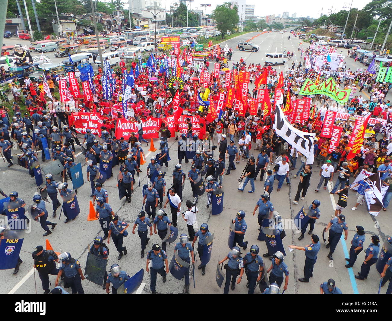 Quezon City, Philippinen. 28. Juli 2014. Im fünften Jahr von Präsident Benigno "Noynoy" Aquino State of Nation Adresse (SONA) marschierten Tausende unzufrieden militante Gruppen auf seine Leistung als Präsident in Richtung Batasang Pambansa (Kongresshaus) in Quezon City mit ihren Plakaten - Holding Aquino verantworten zu plündern, P144 Milliarden Auszahlung Beschleunigung Programm (DAP) Mittel- und Bildnis von Aquino als "Pork Barrel" König. 10.000 Polizisten wurden in der Stadt, Reihenfolge zu sichern entsorgt. Bildnachweis: Sherbien Dacalanio / Alamy Live News Stockfoto