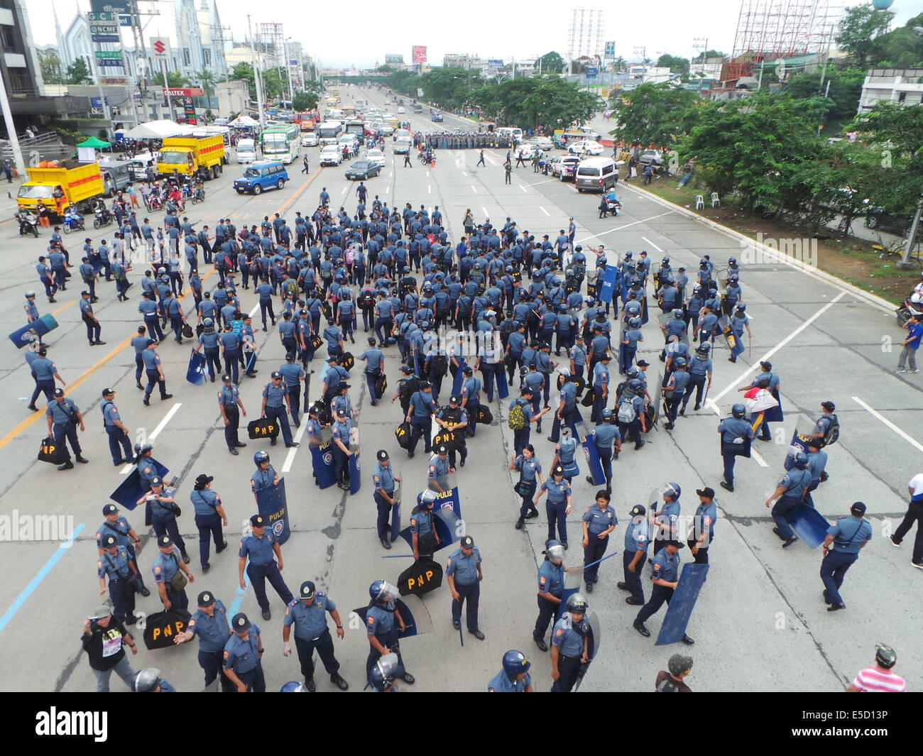 Quezon City, Philippinen. 28. Juli 2014. Im fünften Jahr von Präsident Benigno "Noynoy" Aquino State of Nation Adresse (SONA) marschierten Tausende unzufrieden militante Gruppen auf seine Leistung als Präsident in Richtung Batasang Pambansa (Kongresshaus) in Quezon City mit ihren Plakaten - Holding Aquino verantworten zu plündern, P144 Milliarden Auszahlung Beschleunigung Programm (DAP) Mittel- und Bildnis von Aquino als "Pork Barrel" König. 10.000 Polizisten wurden in der Stadt, Reihenfolge zu sichern entsorgt. Bildnachweis: Sherbien Dacalanio / Alamy Live News Stockfoto