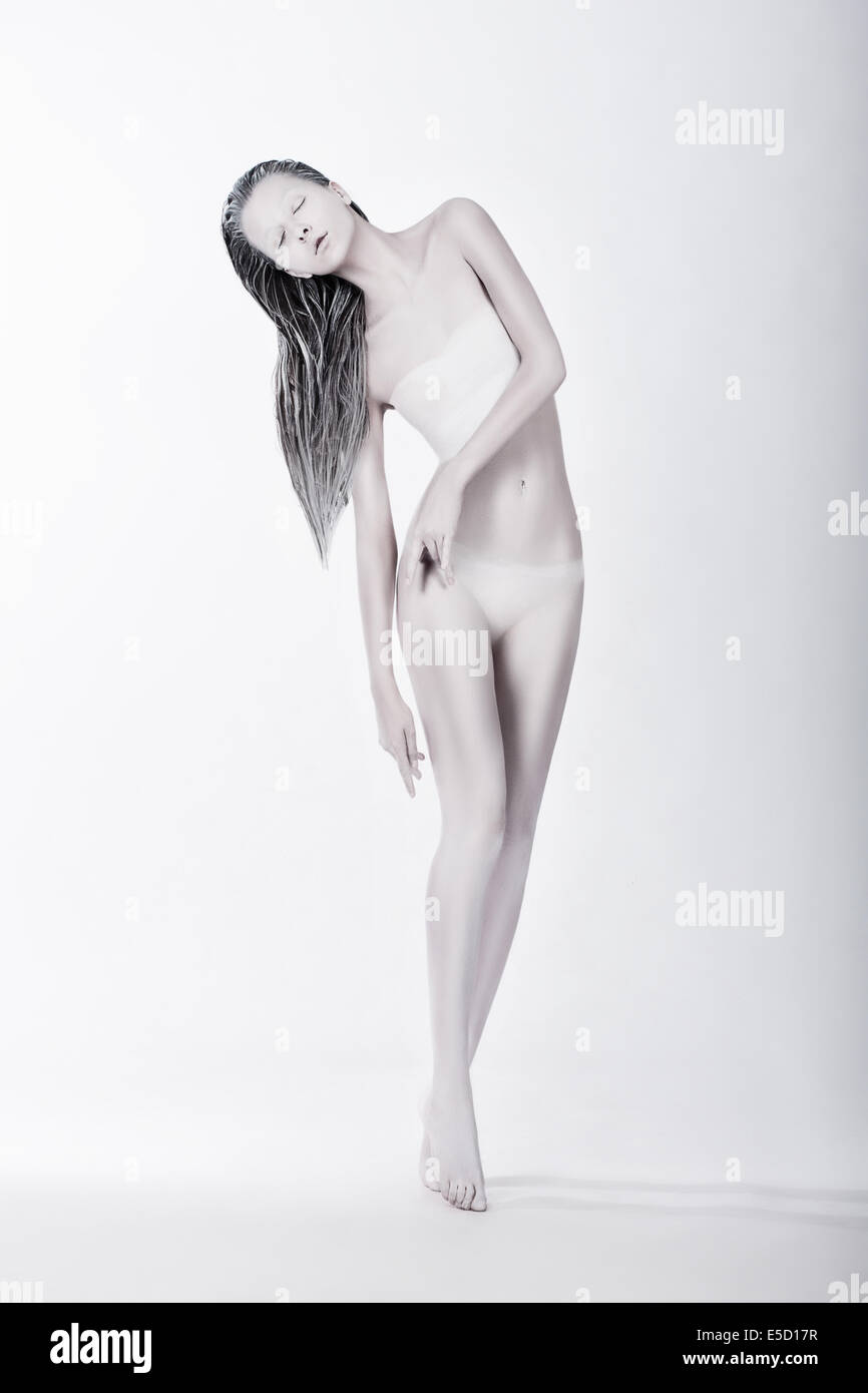 Bodypainting Kunst. Silhouette des rätselhaften stilisierte weiblich weiß lackiert Stockfoto