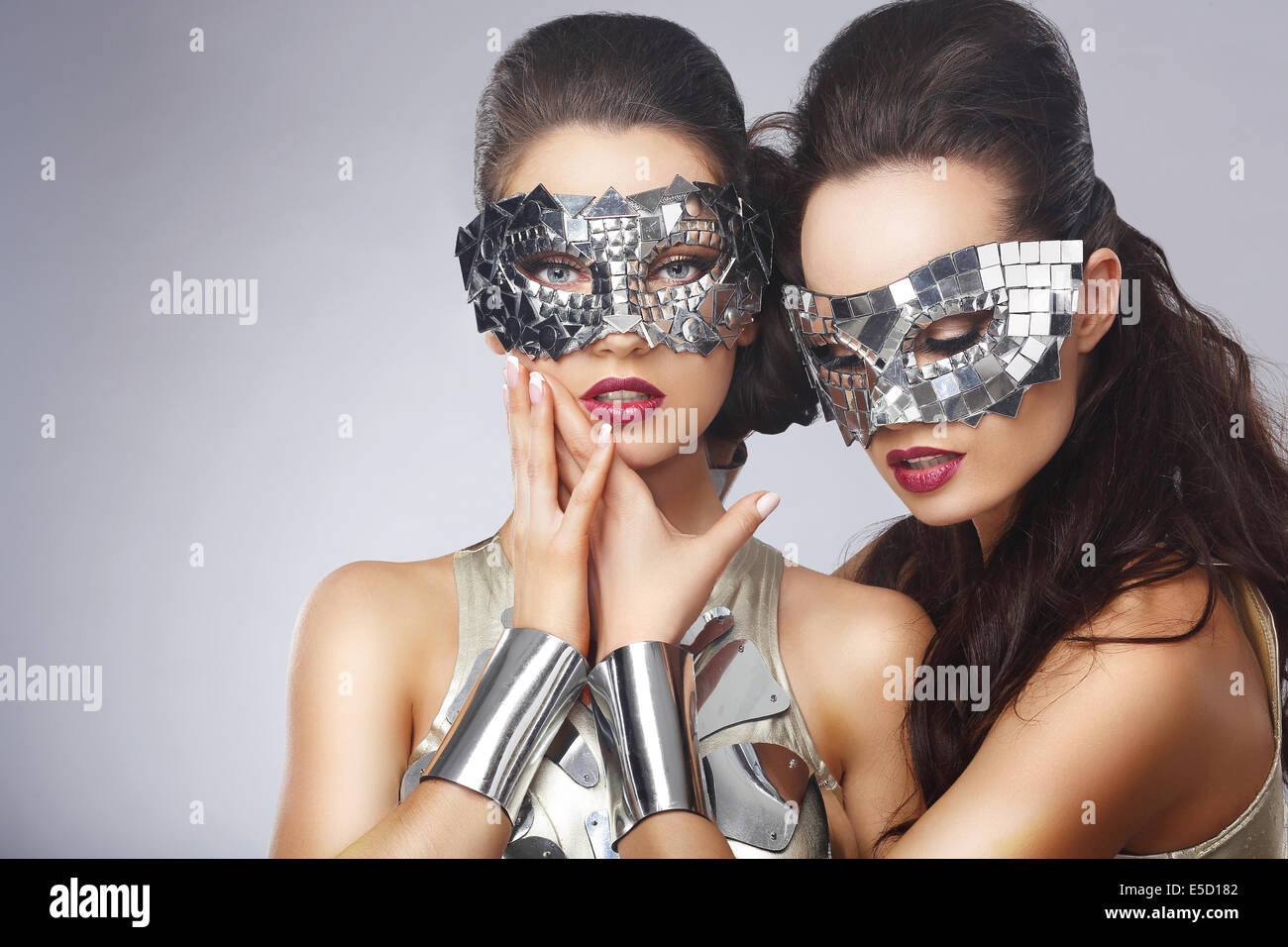 Masquerade. Künstlerischen Frauen in schicke helle Gläser Stockfoto