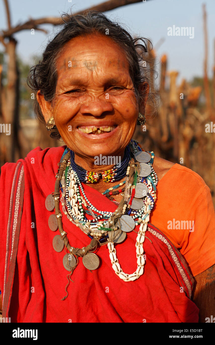 Porträt einer Indianerin, die den traditionellen Schmuck tragen. Baiga Stamm. Karangra Dorf, Chattisgadh, Indien Stockfoto