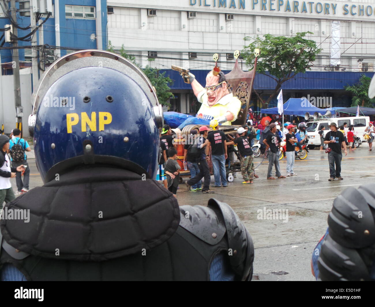Quezon City, Philippinen. 28. Juli 2014. Im fünften Jahr von Präsident Benigno "Noynoy" Aquino State of Nation Adresse (SONA) marschierten Tausende unzufrieden militante Gruppen auf seine Leistung als Präsident in Richtung Batasang Pambansa (Kongresshaus) in Quezon City mit ihren Plakaten - Holding Aquino verantworten zu plündern, P144 Milliarden Auszahlung Beschleunigung Programm (DAP) Mittel- und Bildnis von Aquino als "Pork Barrel" König. 10.000 Polizisten wurden in der Stadt, Reihenfolge zu sichern entsorgt. Bildnachweis: Sherbien Dacalanio / Alamy Live News Stockfoto