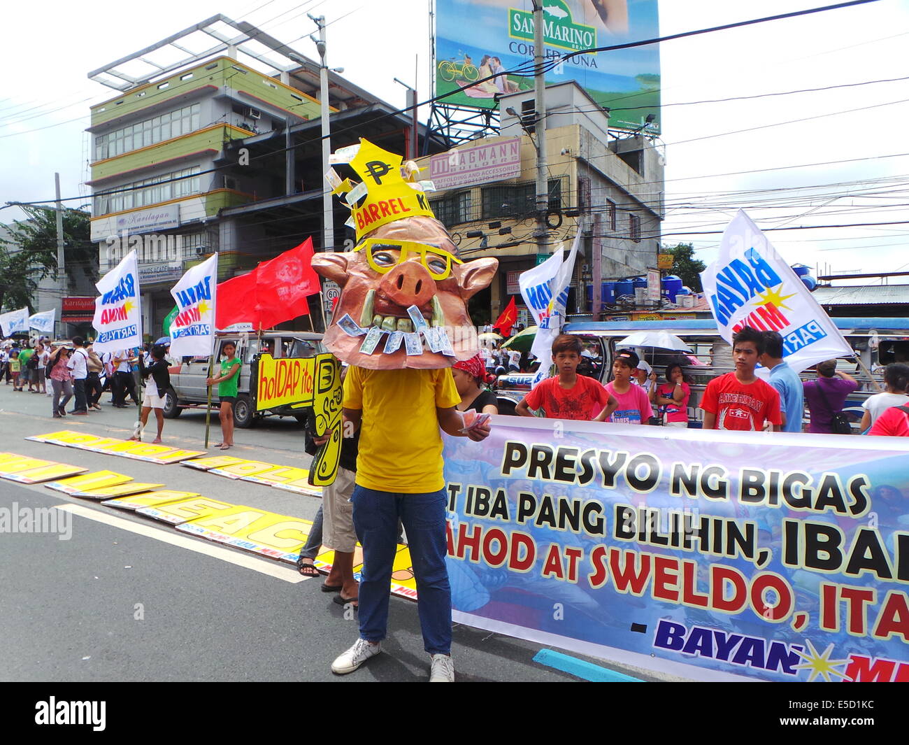 Quezon City, Philippinen. 28. Juli 2014. Im fünften Jahr von Präsident Benigno "Noynoy" Aquino State of Nation Adresse (SONA) marschierten Tausende unzufrieden militante Gruppen auf seine Leistung als Präsident in Richtung Batasang Pambansa (Kongresshaus) in Quezon City mit ihren Plakaten - Holding Aquino verantworten zu plündern, P144 Milliarden Auszahlung Beschleunigung Programm (DAP) Mittel- und Bildnis von Aquino als "Pork Barrel" König. 10.000 Polizisten wurden in der Stadt, Reihenfolge zu sichern entsorgt. Bildnachweis: Sherbien Dacalanio / Alamy Live News Stockfoto