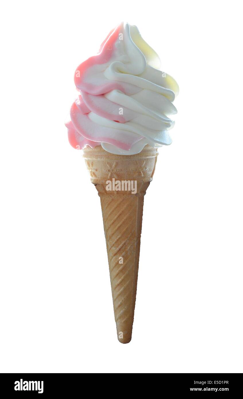 Erdbeere und Vanille weich servieren Eis im Kegel isoliert auf einem weißen Hintergrund. Stockfoto