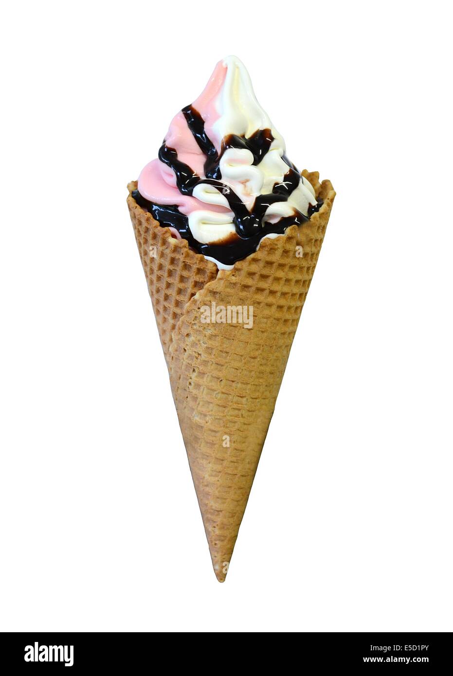 Erdbeere und Vanille weich servieren Eis mit Schokoladenglasur im Kegel isoliert auf einem weißen Hintergrund. Stockfoto