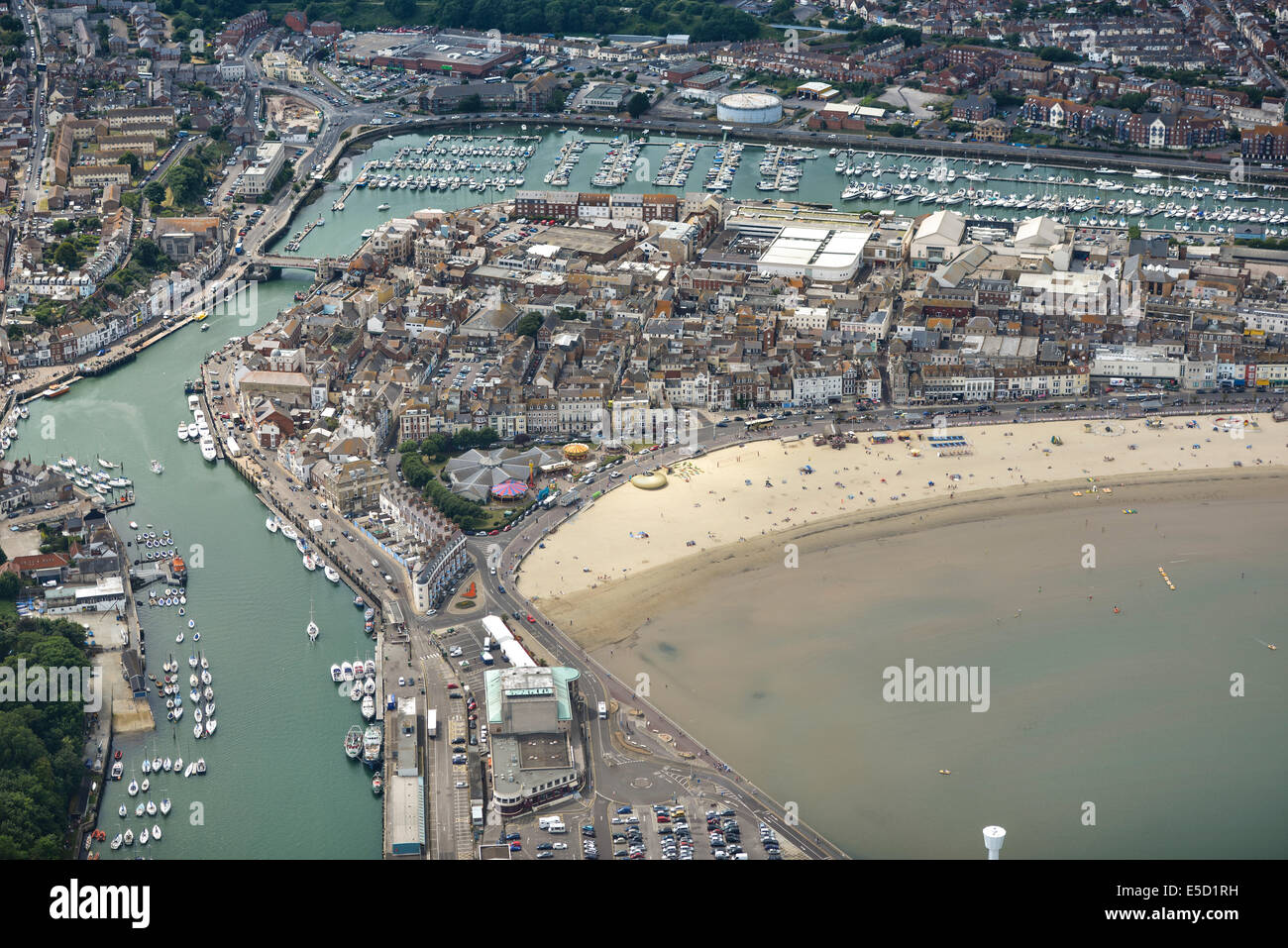 Einen breiten Blick am Strand von Weymouth zeigt die Stadt und Marina in Dorset, Großbritannien. Stockfoto