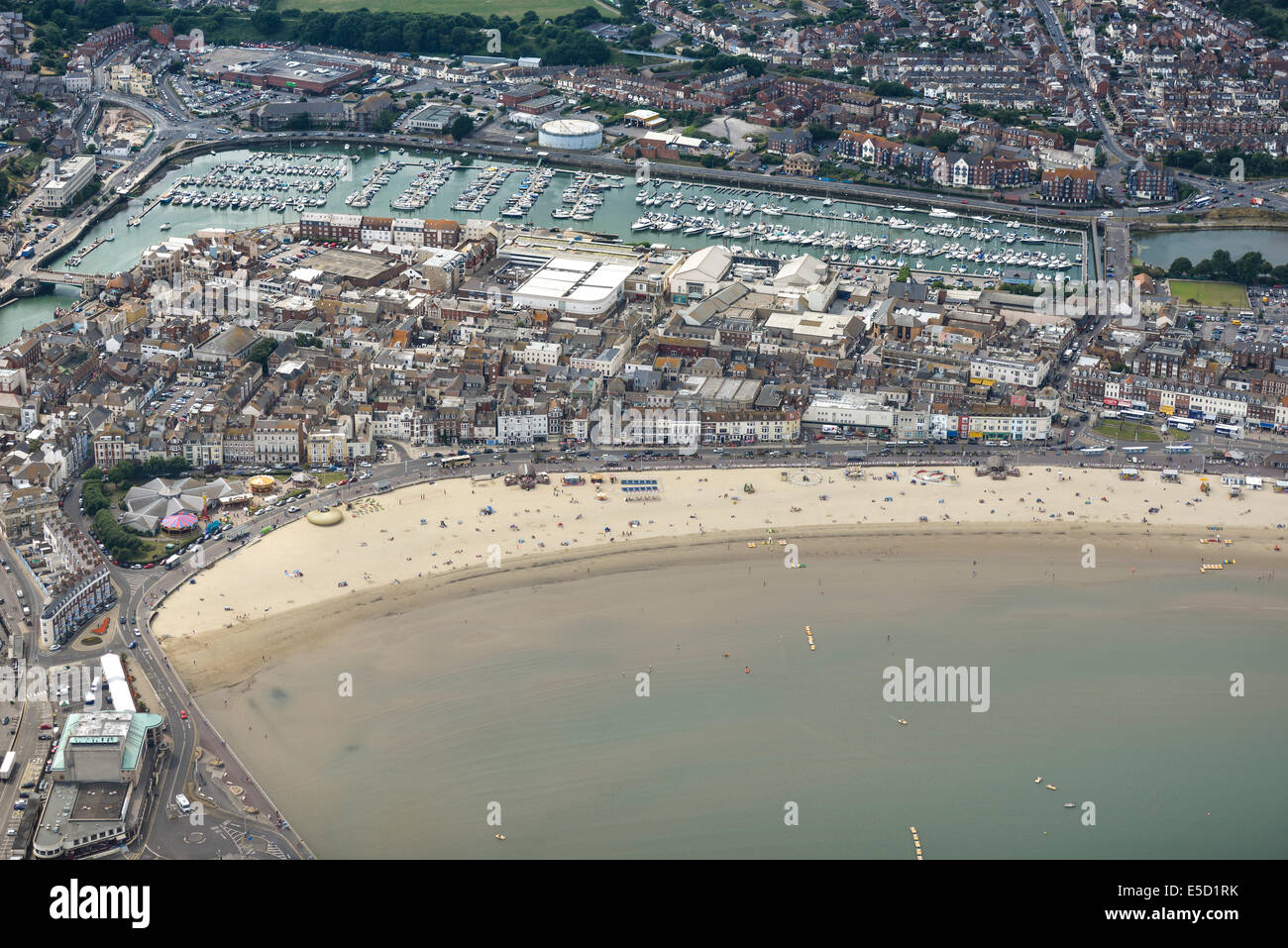 Einen breiten Blick am Strand von Weymouth zeigt die Stadt und Marina in Dorset, Großbritannien. Stockfoto