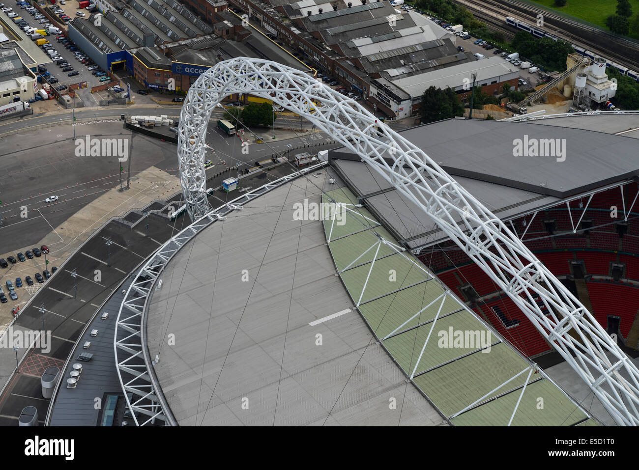 Eine Luftaufnahme, Blick auf den berühmten Bogen von Wembleystadion, London, UK Stockfoto