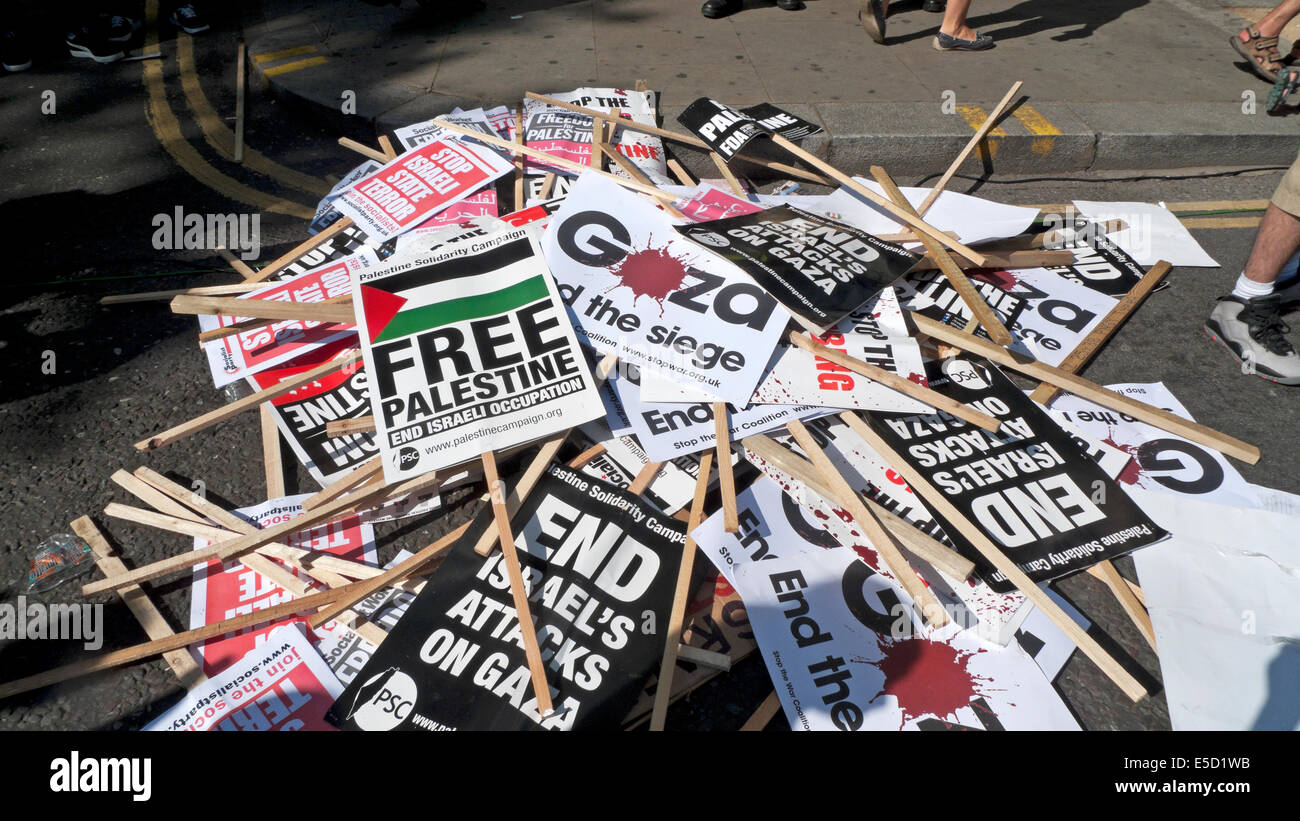 Nach der Protestdemonstration liegen auf der Straße Plakate für das freie Palästina Demo march Menschen protestieren gegen die Bombardierung von Palästinensern im Gazastreifen Von Israel in London Großbritannien 19 July 2014 KATHY DEWITT Stockfoto