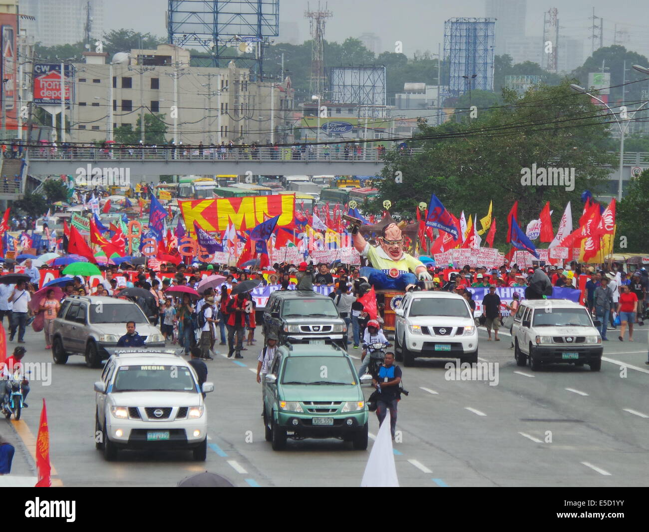 Quezon City, Philippinen. 28. Juli 2014. Im fünften Jahr von Präsident Benigno "Noynoy" Aquino State of Nation Adresse (SONA) marschierten Tausende unzufrieden militante Gruppen auf seine Leistung als Präsident in Richtung Batasang Pambansa (Kongresshaus) in Quezon City mit ihren Plakaten - Holding Aquino verantworten zu plündern, P144 Milliarden Auszahlung Beschleunigung Programm (DAP) Mittel- und Bildnis von Aquino als "Pork Barrel" König. 10.000 Polizisten wurden in der Stadt, Reihenfolge zu sichern entsorgt. Bildnachweis: Sherbien Dacalanio / Alamy Live News Stockfoto