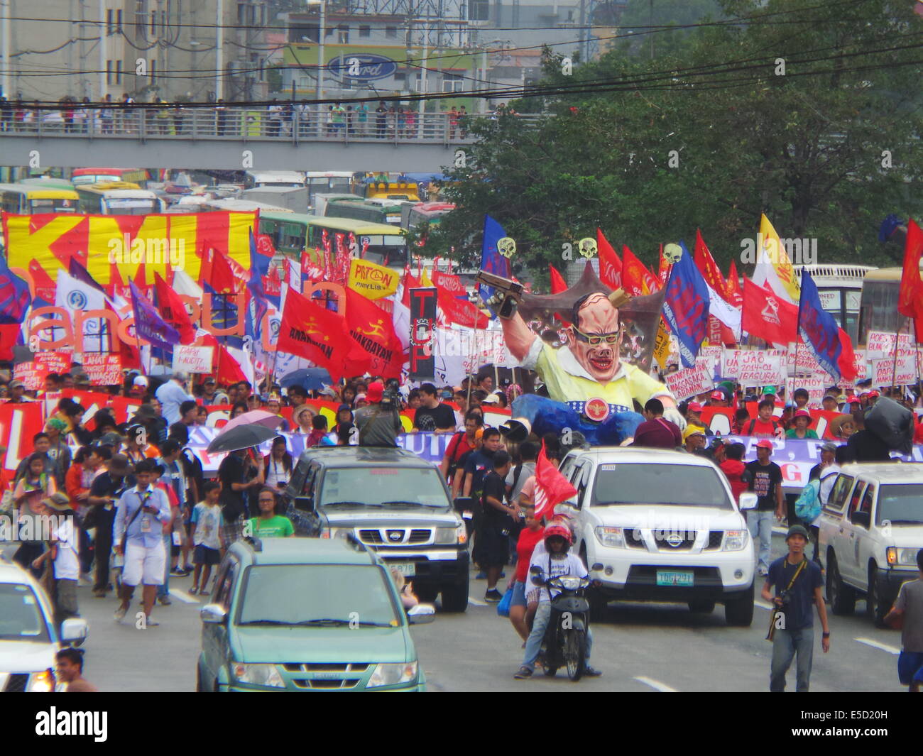 Quezon City, Philippinen. 28. Juli 2014. Im fünften Jahr von Präsident Benigno "Noynoy" Aquino State of Nation Adresse (SONA) marschierten Tausende unzufrieden militante Gruppen auf seine Leistung als Präsident in Richtung Batasang Pambansa (Kongresshaus) in Quezon City mit ihren Plakaten - Holding Aquino verantworten zu plündern, P144 Milliarden Auszahlung Beschleunigung Programm (DAP) Mittel- und Bildnis von Aquino als "Pork Barrel" König. 10.000 Polizisten wurden in der Stadt, Reihenfolge zu sichern entsorgt. Bildnachweis: Sherbien Dacalanio / Alamy Live News Stockfoto